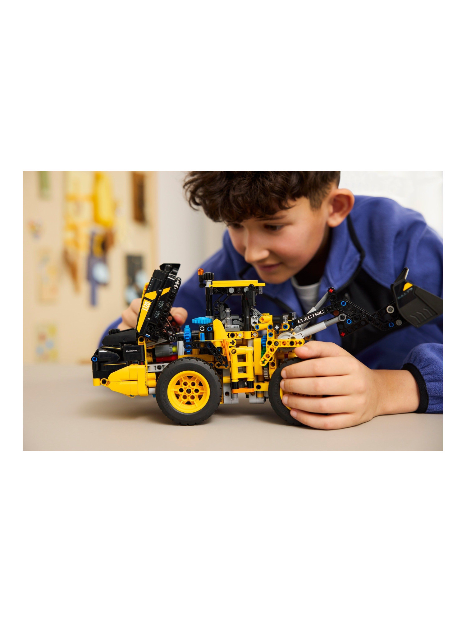 Конструктор LEGO Technic Погрузчик Volvo L120 973 дет. - фото 11