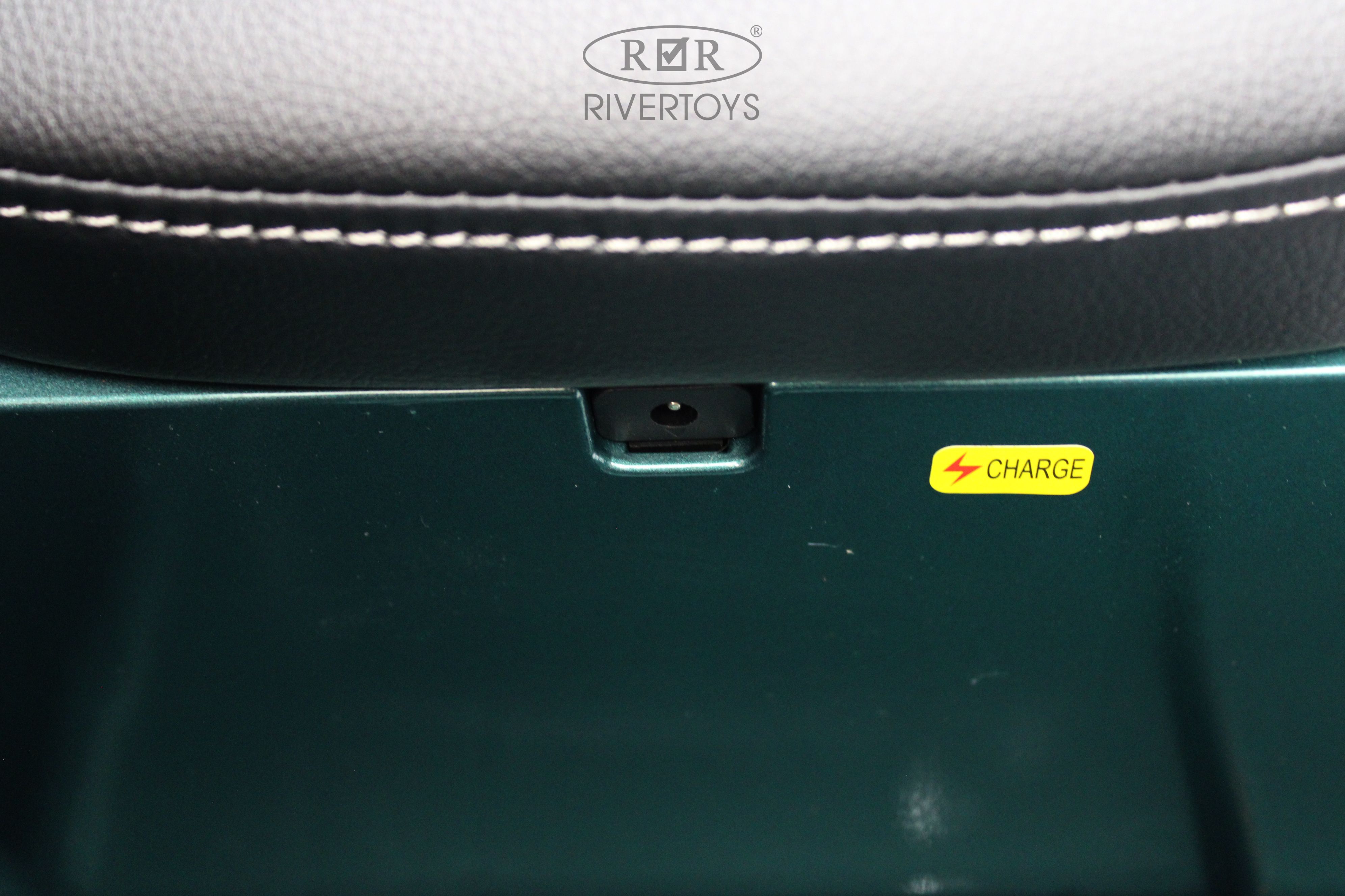 Электромобиль RIVERTOYS Y999YY-GREEN-GLANEC С пультом ДУ - фото 16