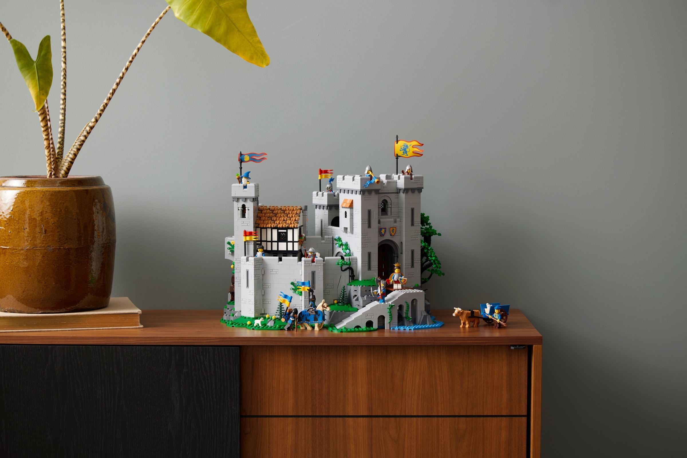 Конструктор LEGO Icons 10305 2899 дет. - фото 7