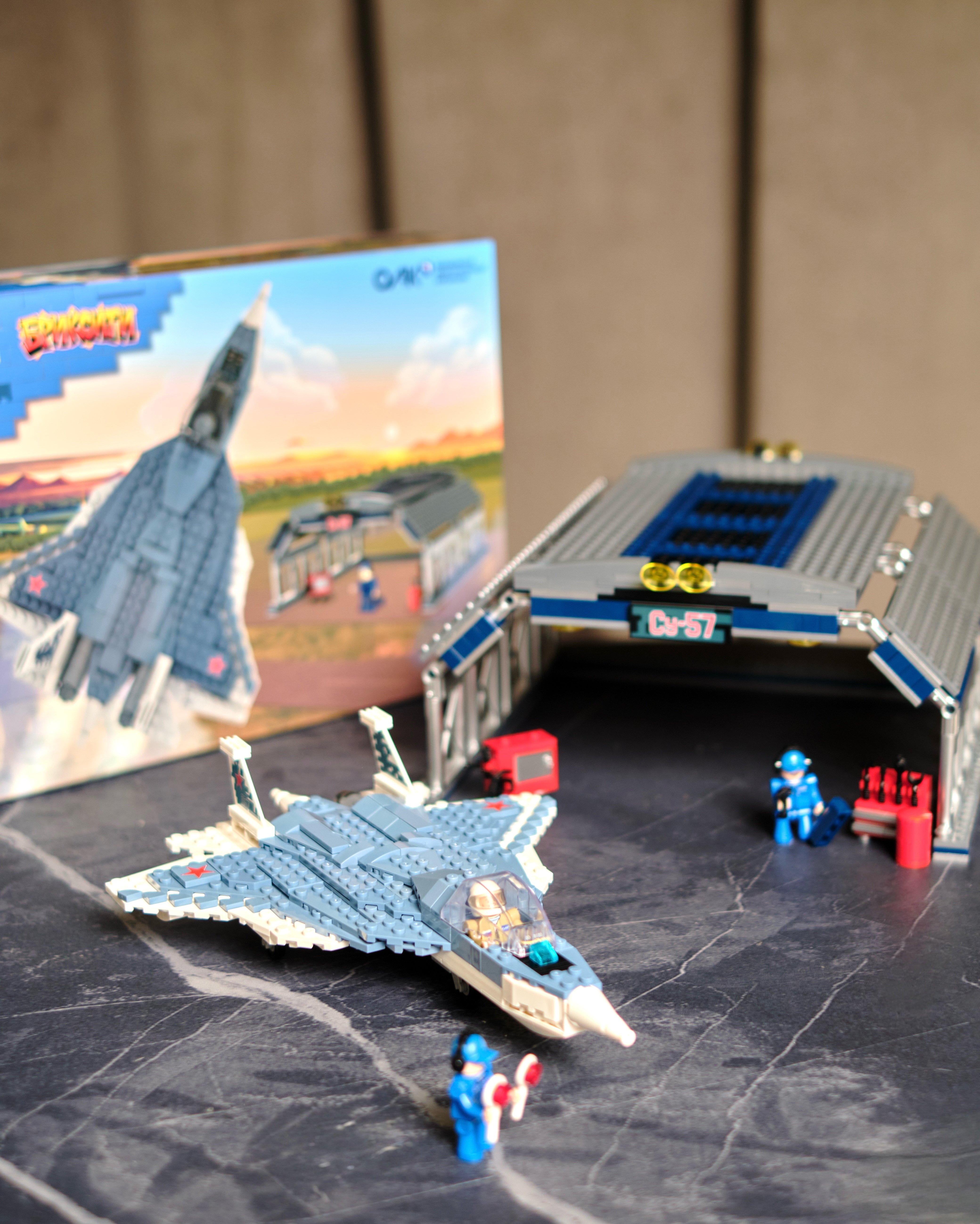 Конструктор brick labs City самолет СУ-57 с ангаром 657 дет. - фото 20