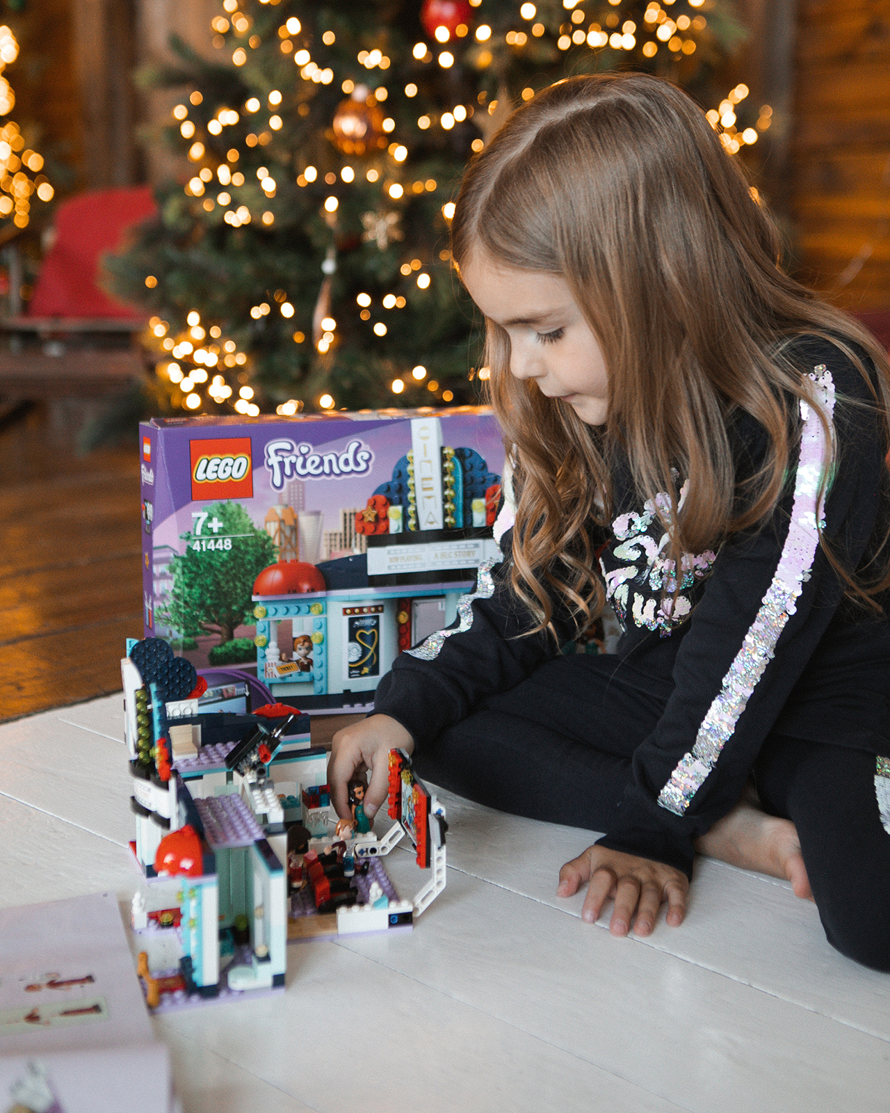 Конструктор LEGO Friends Кинотеатр Хартлейк-Сити 451 дет. - фото 12