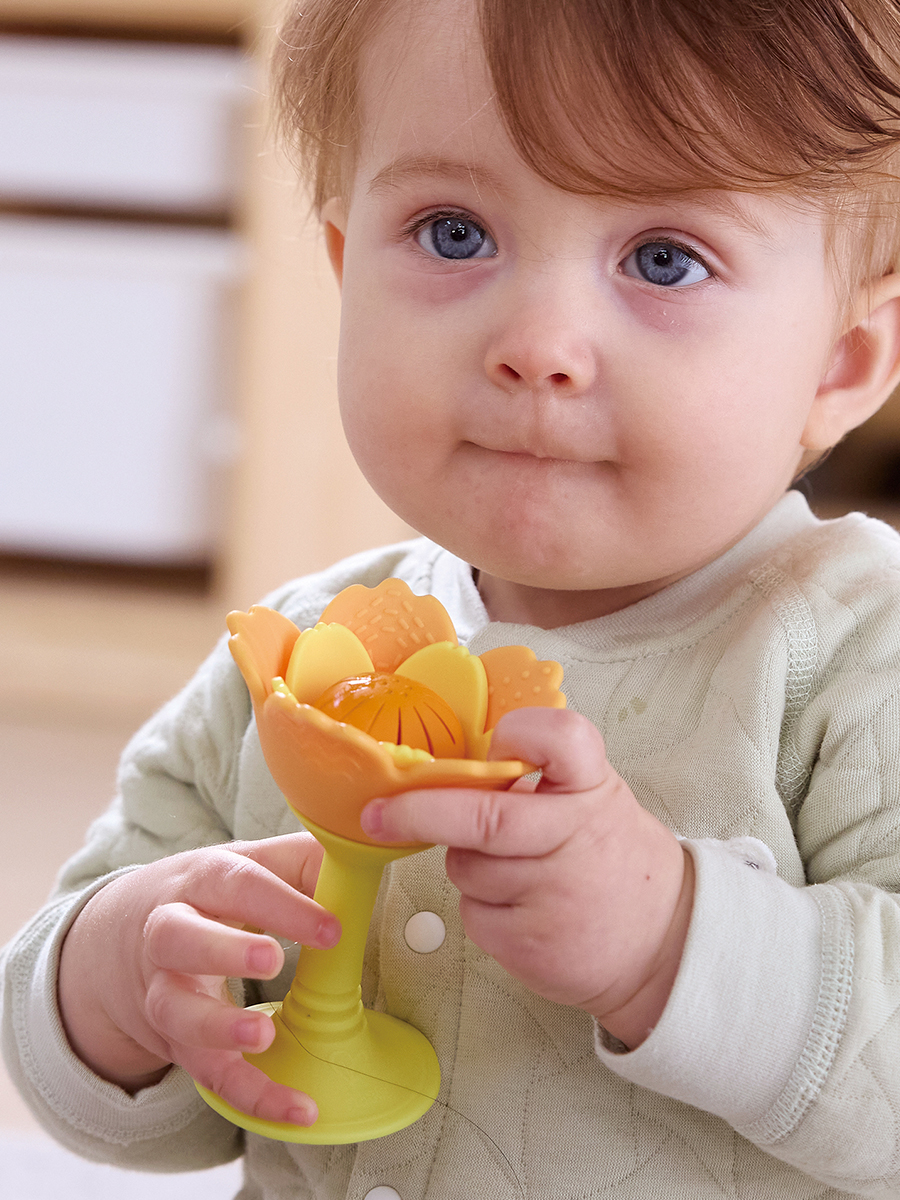 Игрушка Hape погремушка Оранжевый цветок - фото 4