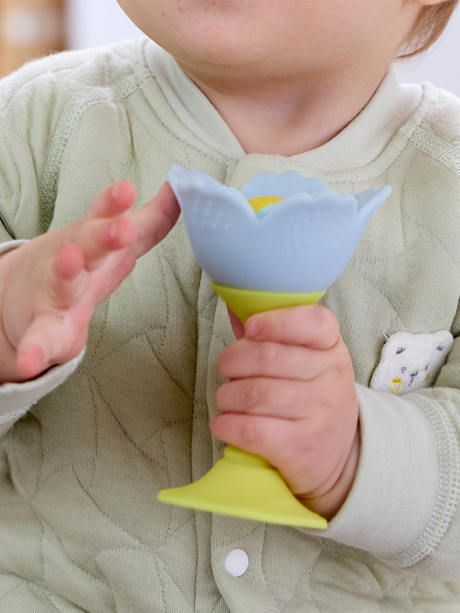 Игрушка Hape погремушка Голубой цветок - фото 3