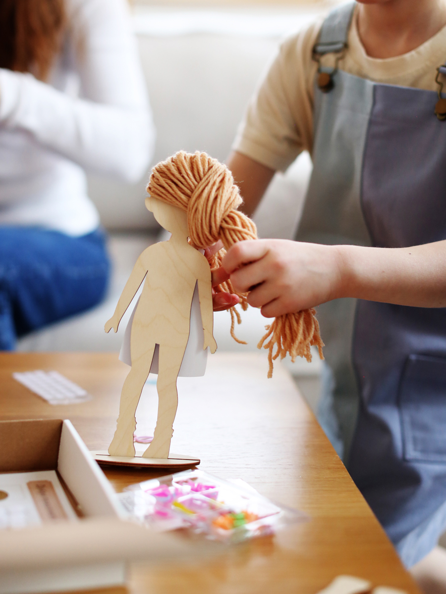 Набор для творчества "Куклы-подружки Бьюти салон" , раскраска игрушек, рисование по дереву, игра в одевание кукол - фото 13