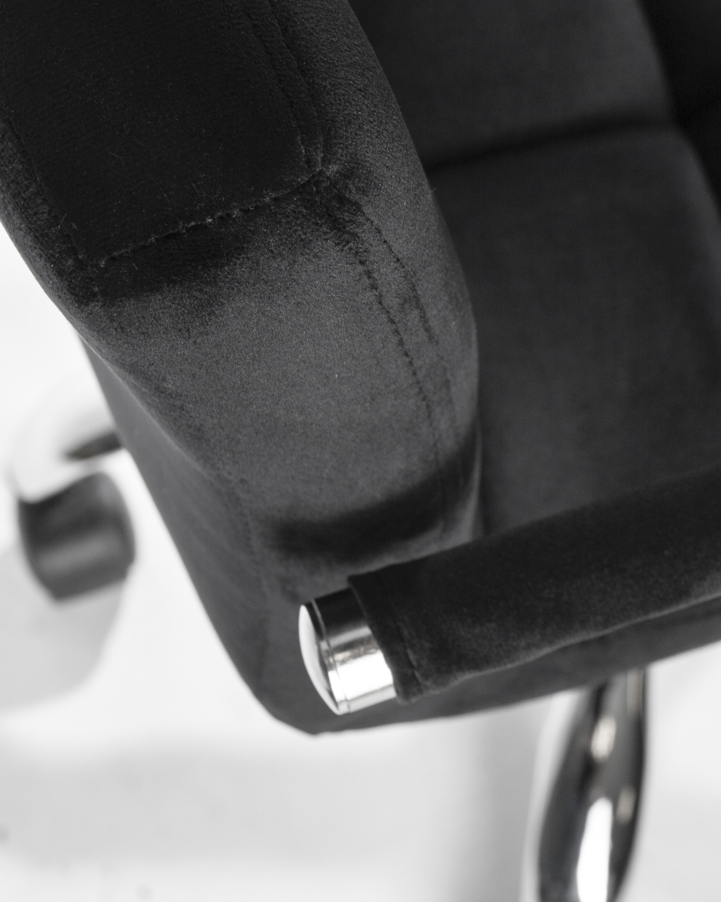 Офисное кресло DOBRIN черный велюр - фото 9