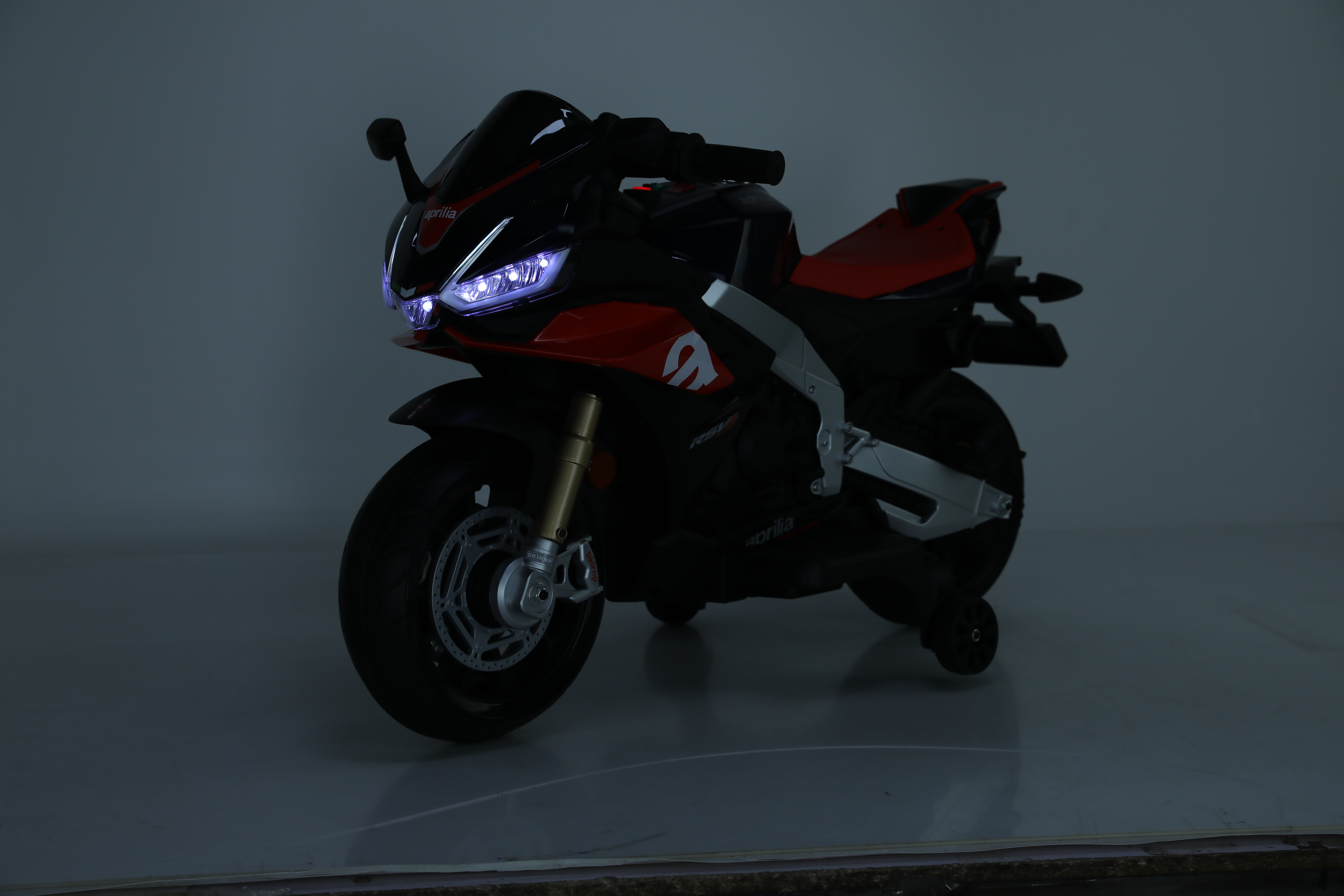 Электромотоцикл TOYLAND Moto Aprilia - фото 16