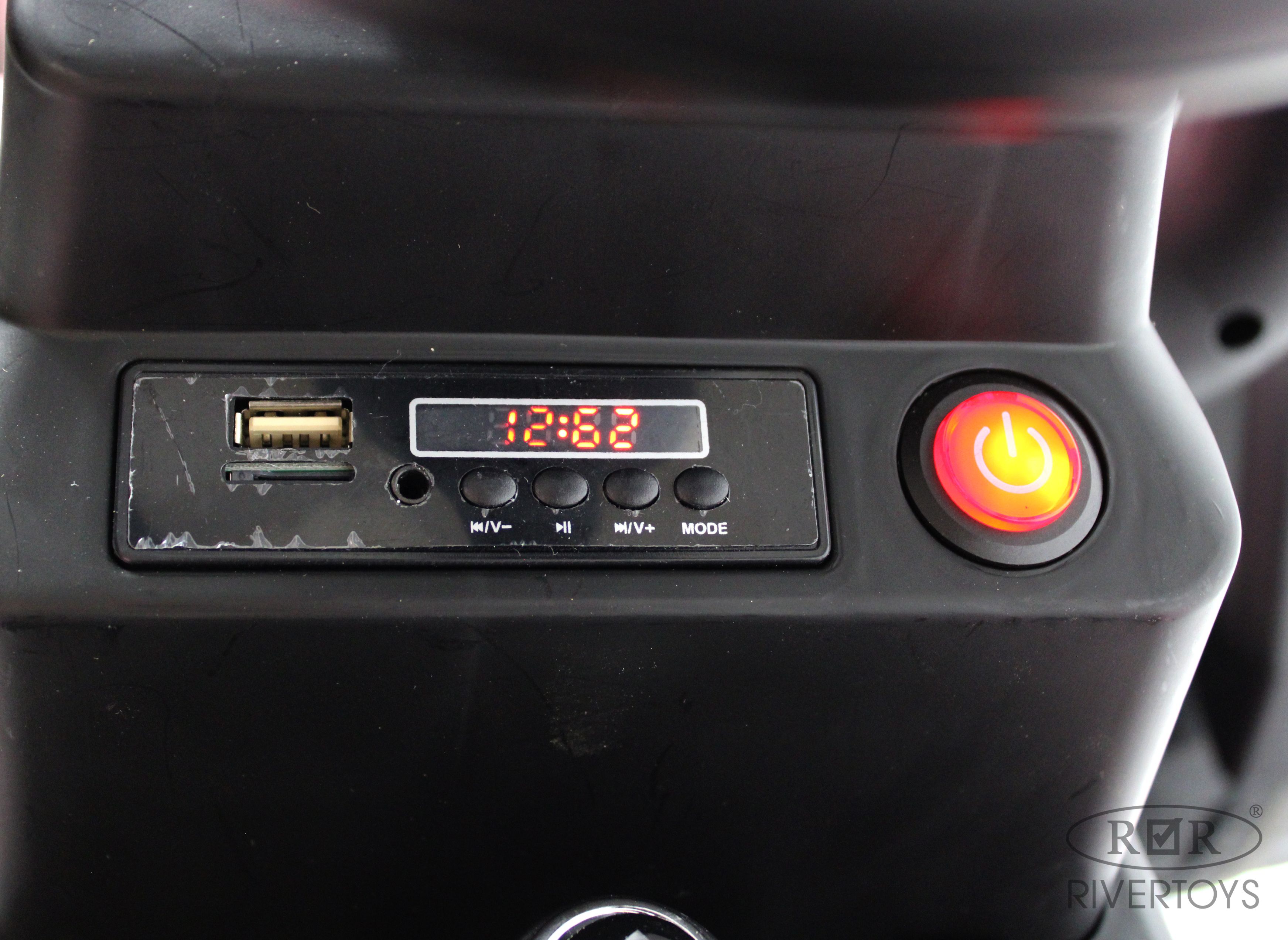 Электромобиль RIVERTOYS O555OO-PINK С пультом ДУ - фото 7