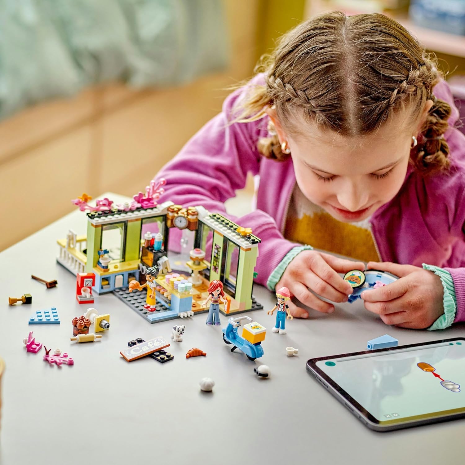 Конструктор LEGO Friends Кафе Хартлейк Сити 426 дет. - фото 5