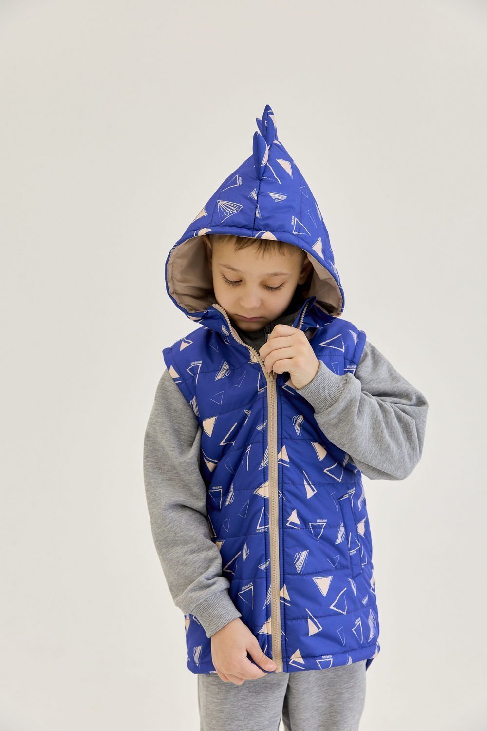 Жилет MINIDINO М010/1/ДЖилет утепленный детский Дино принт треугольник кобальт - фото 2