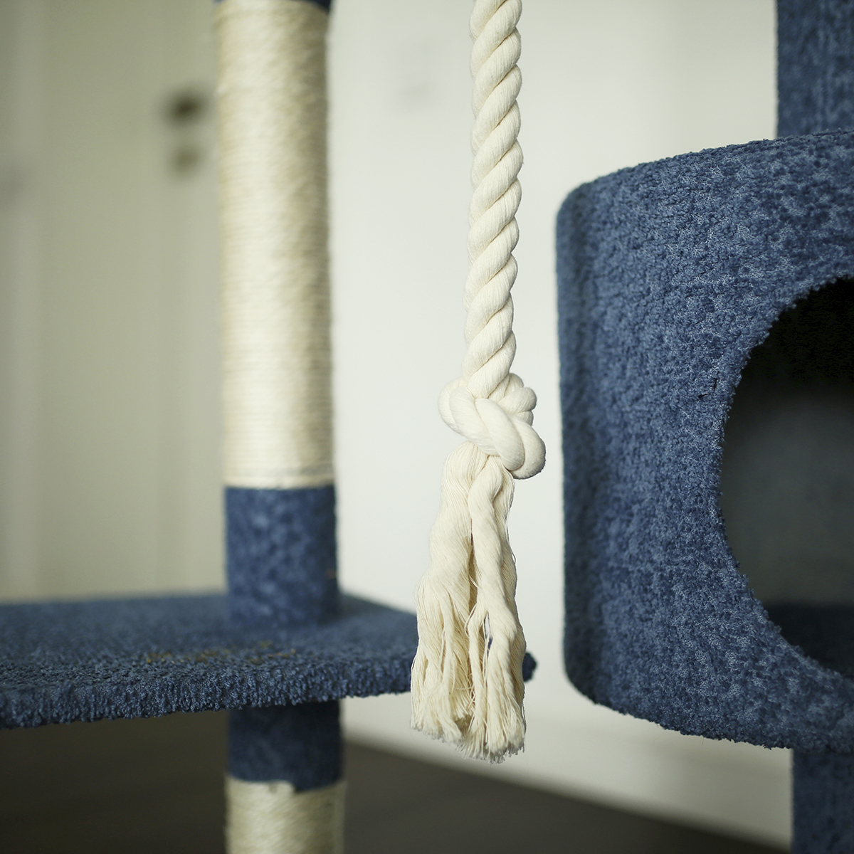 Дом-когтеточка для кошек Не один дома Boucle синий 45*45*112см - фото 18