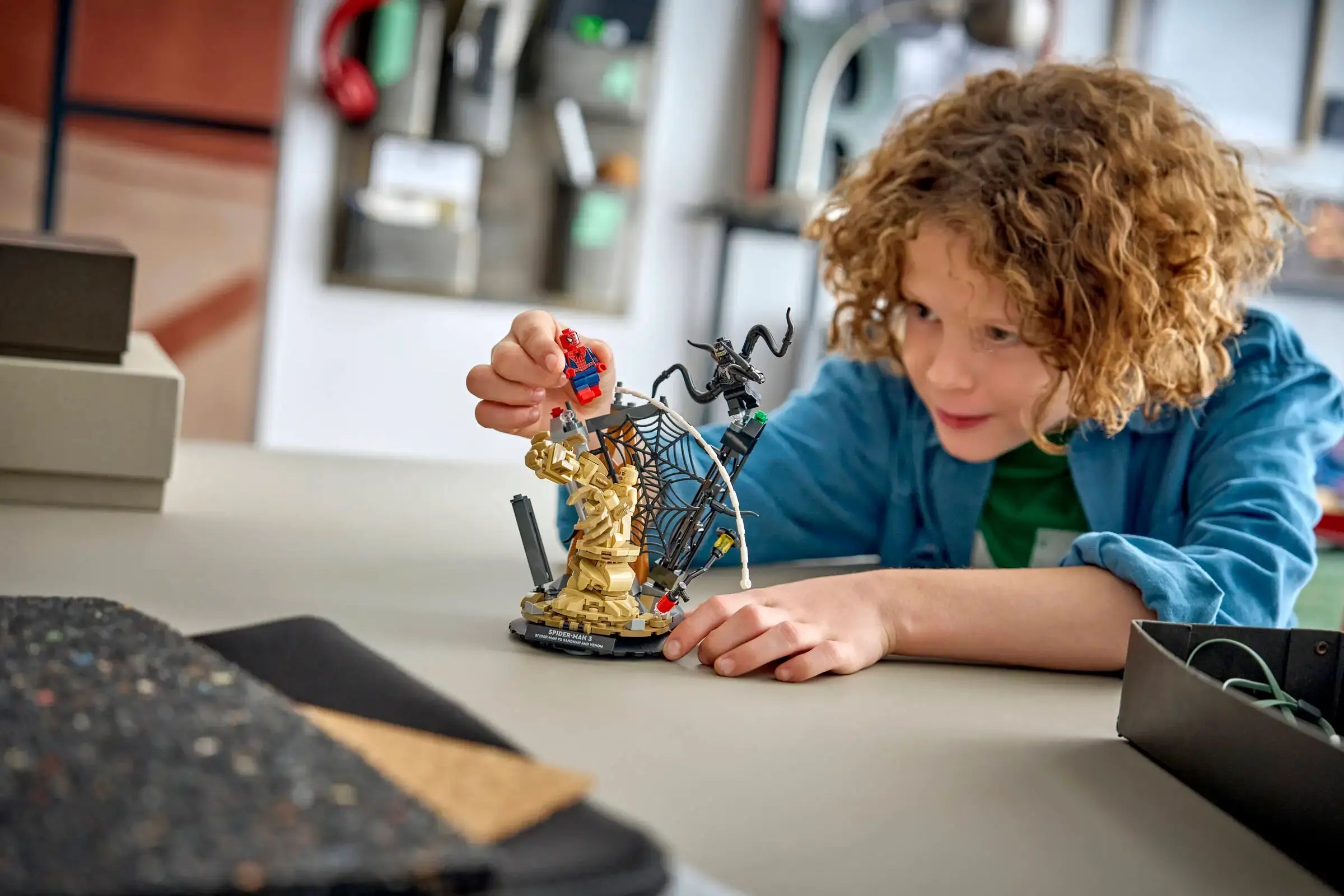 Конструктор LEGO Marvel Super Heroes Человек-паук против Песочного 201 дет. - фото 7