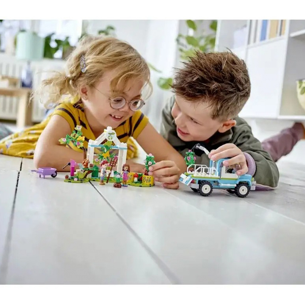Конструктор LEGO Friends Машина для посадки деревьев 336 дет. - фото 12