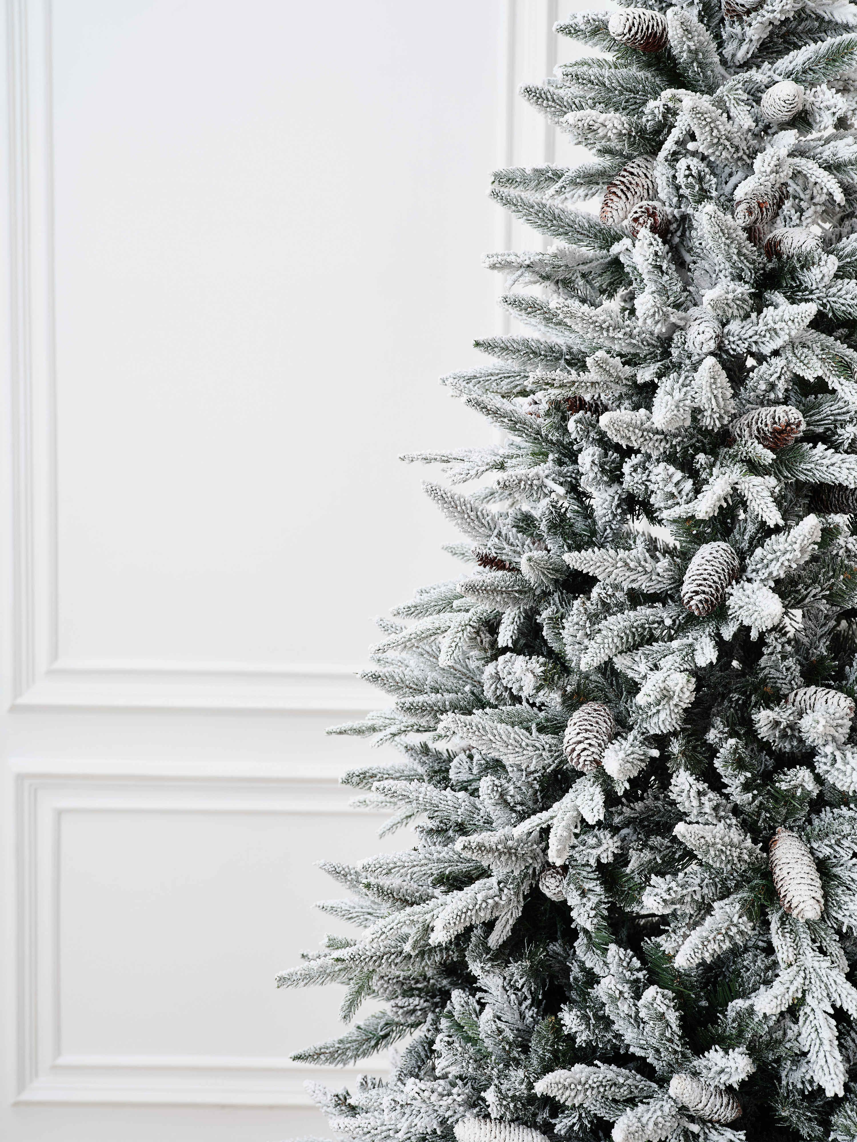 Елка искусственная BINOSHE Ile Grande заснеженная с шишкой 240 см - фото 3