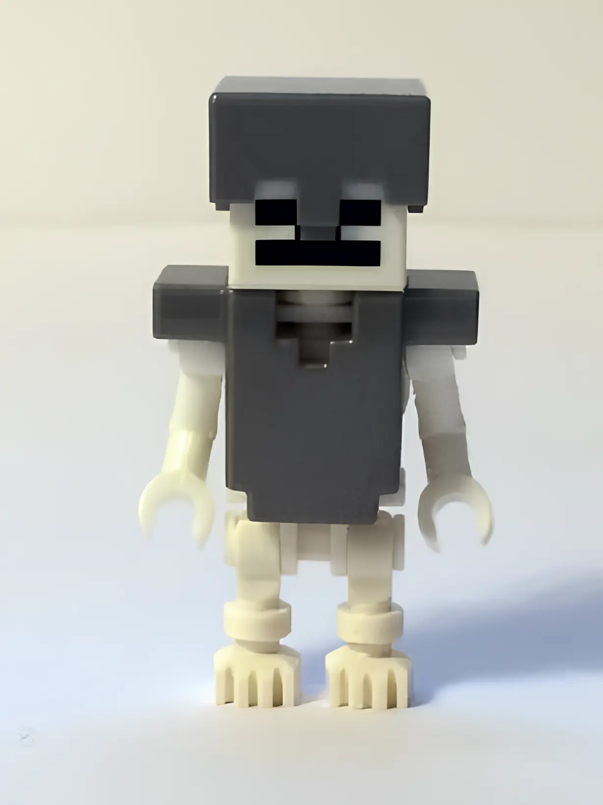Изображение товара Минифигурка Lego Minecraft Skeleton с серебряным шлемом и доспехами