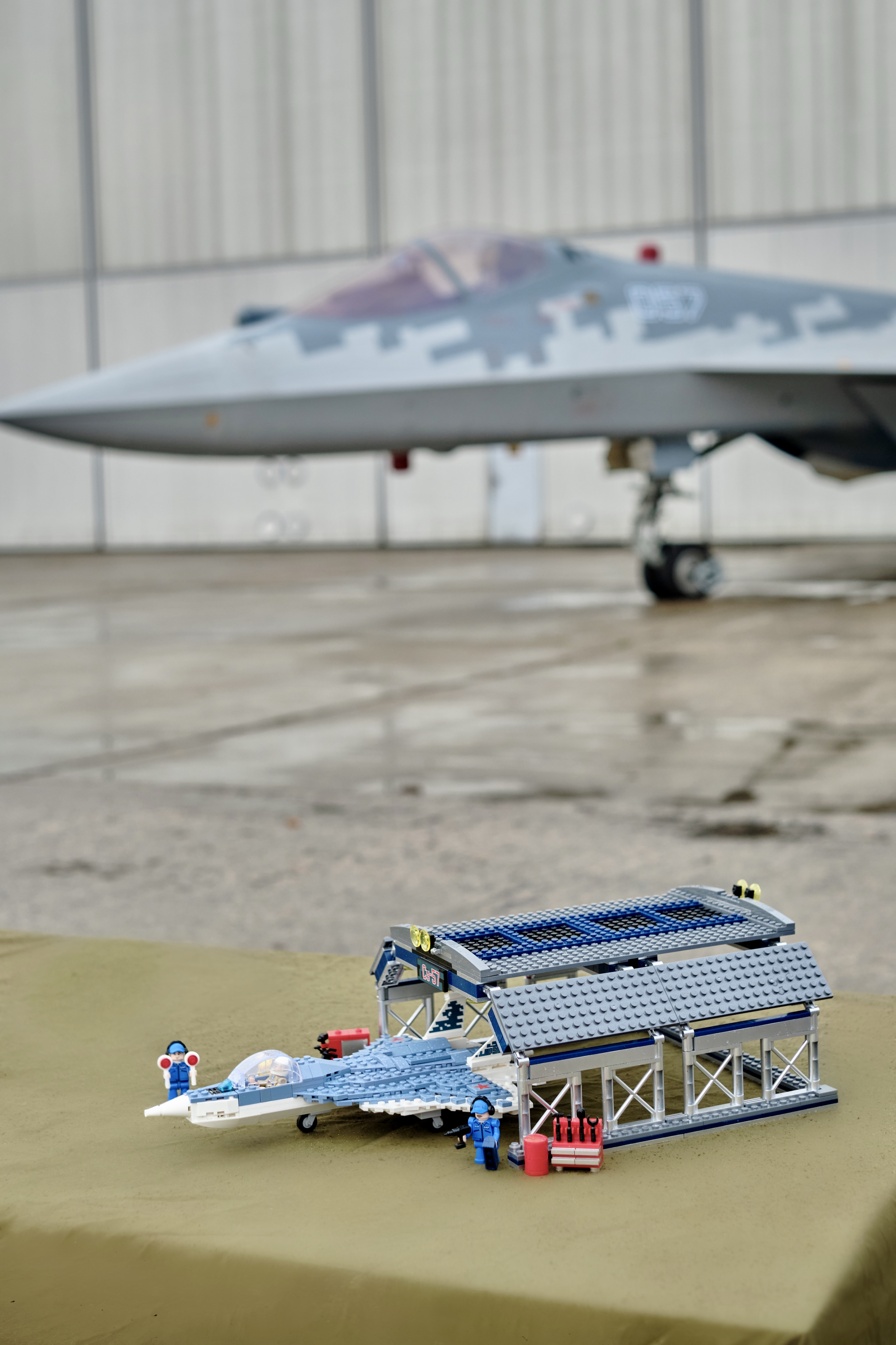 Конструктор brick labs City самолет СУ-57 с ангаром 657 дет. - фото 14