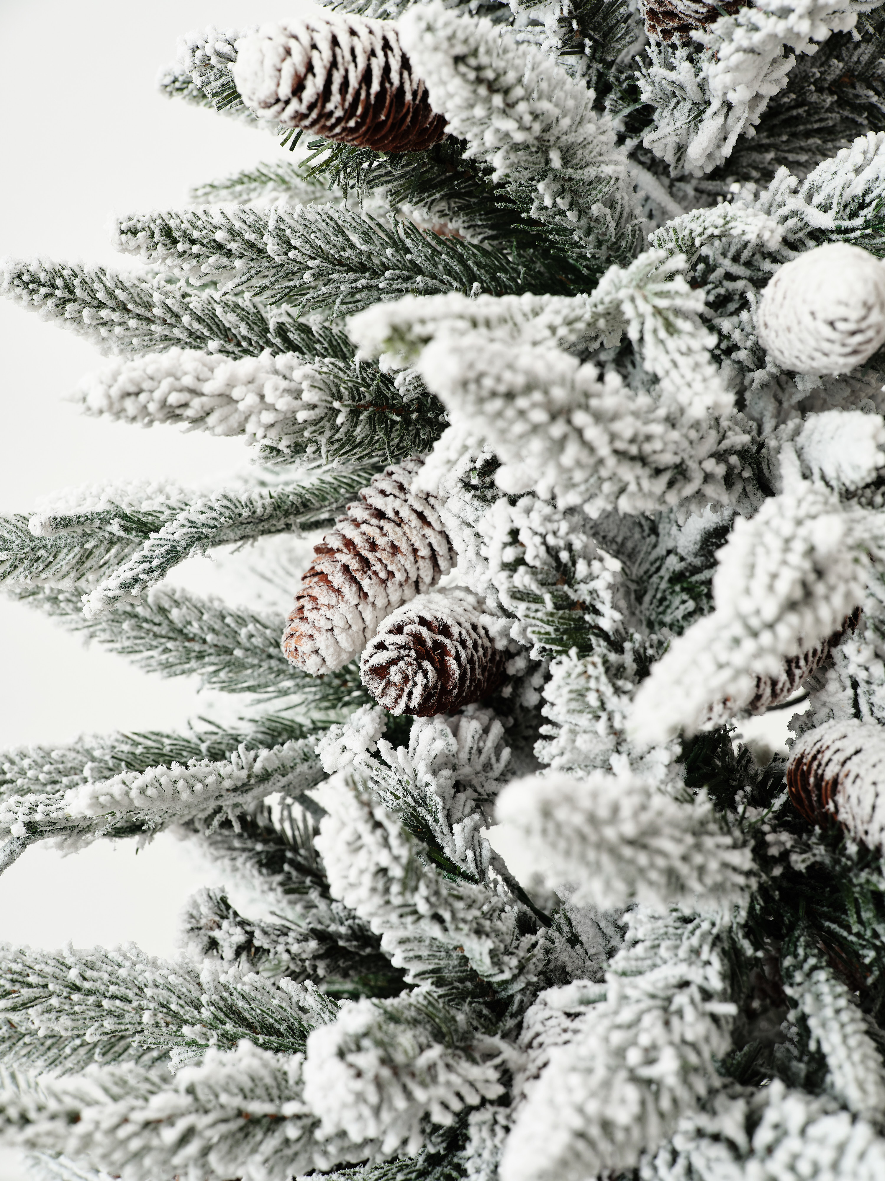 Елка искусственная BINOSHE Ile Grande заснеженная с шишкой 240 см - фото 5