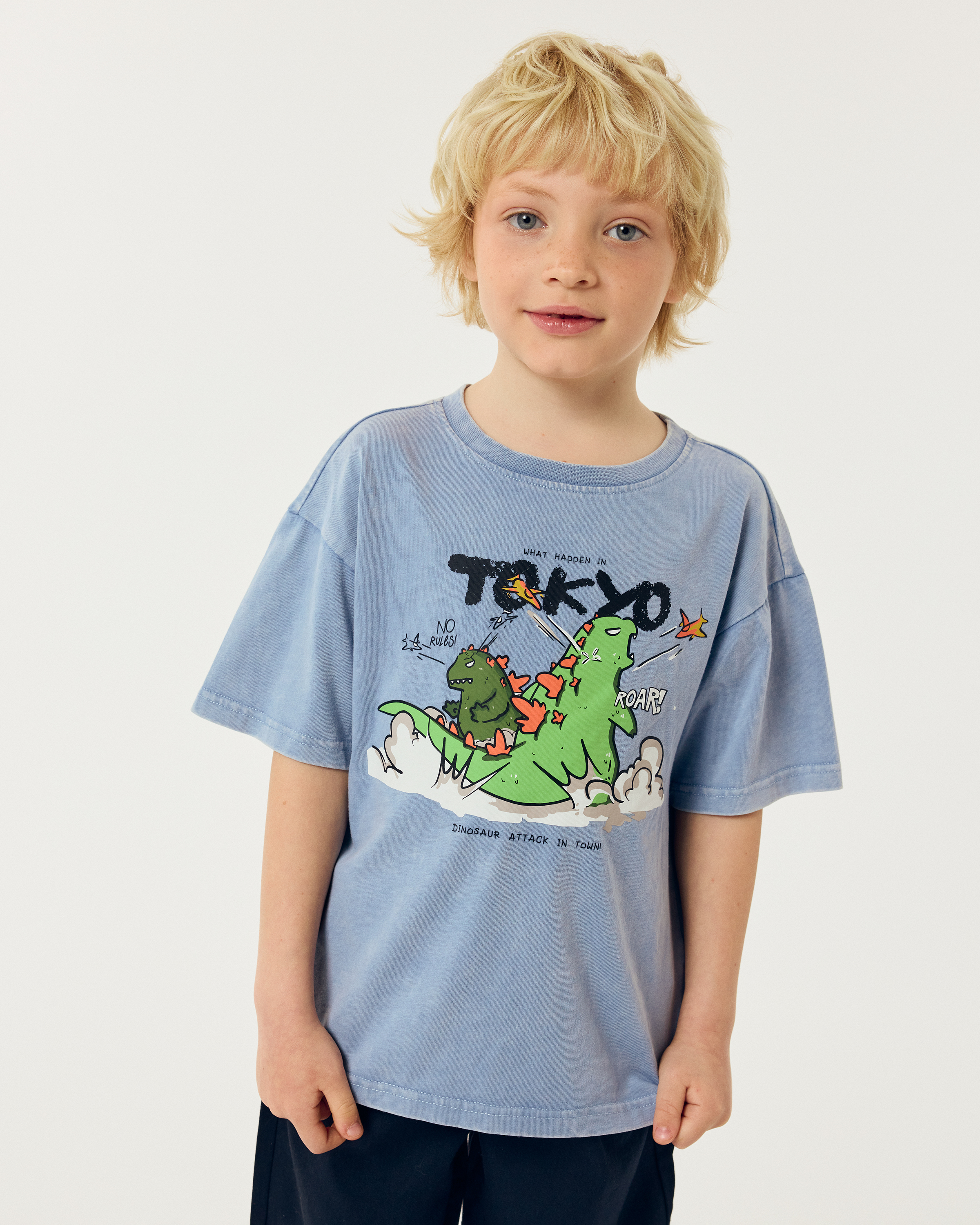 Изображение товара Голубая футболка Futurino для мальчика 98 с динозаврами, яркий дизайн