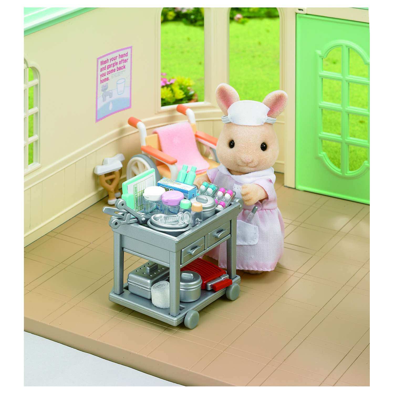 Игровой набор Sylvanian Families Медсестра с аксессуарами - фото 6
