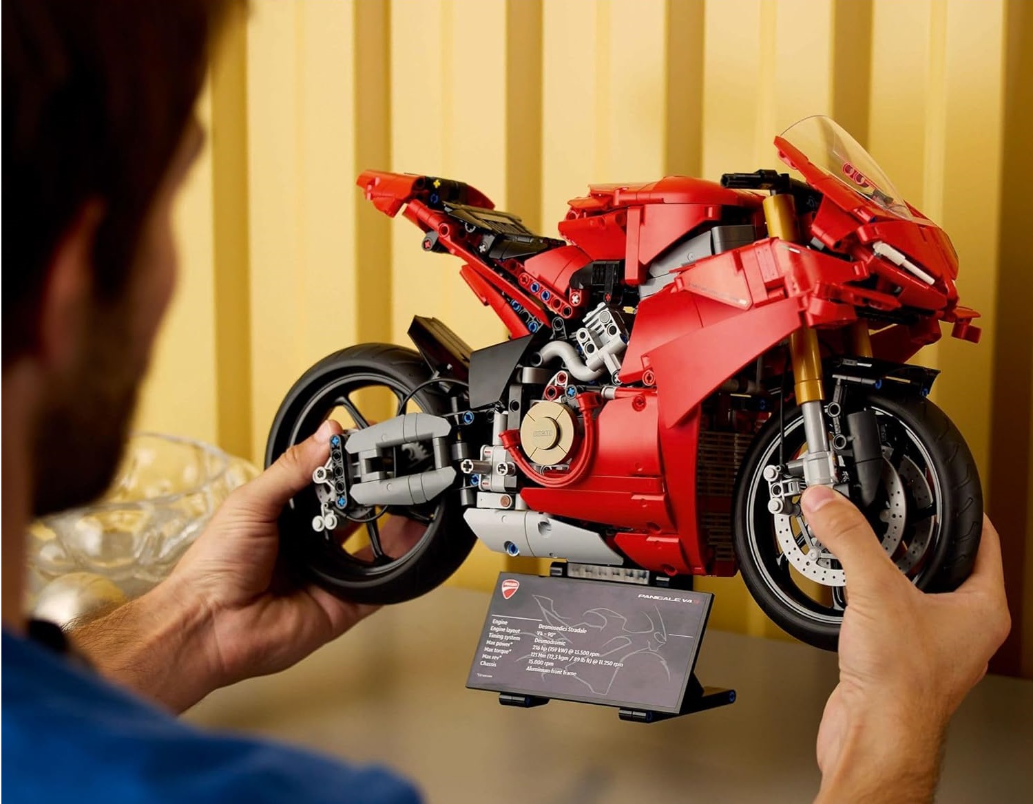 Конструктор LEGO Technic Мотоцикл Ducati Panigale 1603 дет. - фото 7