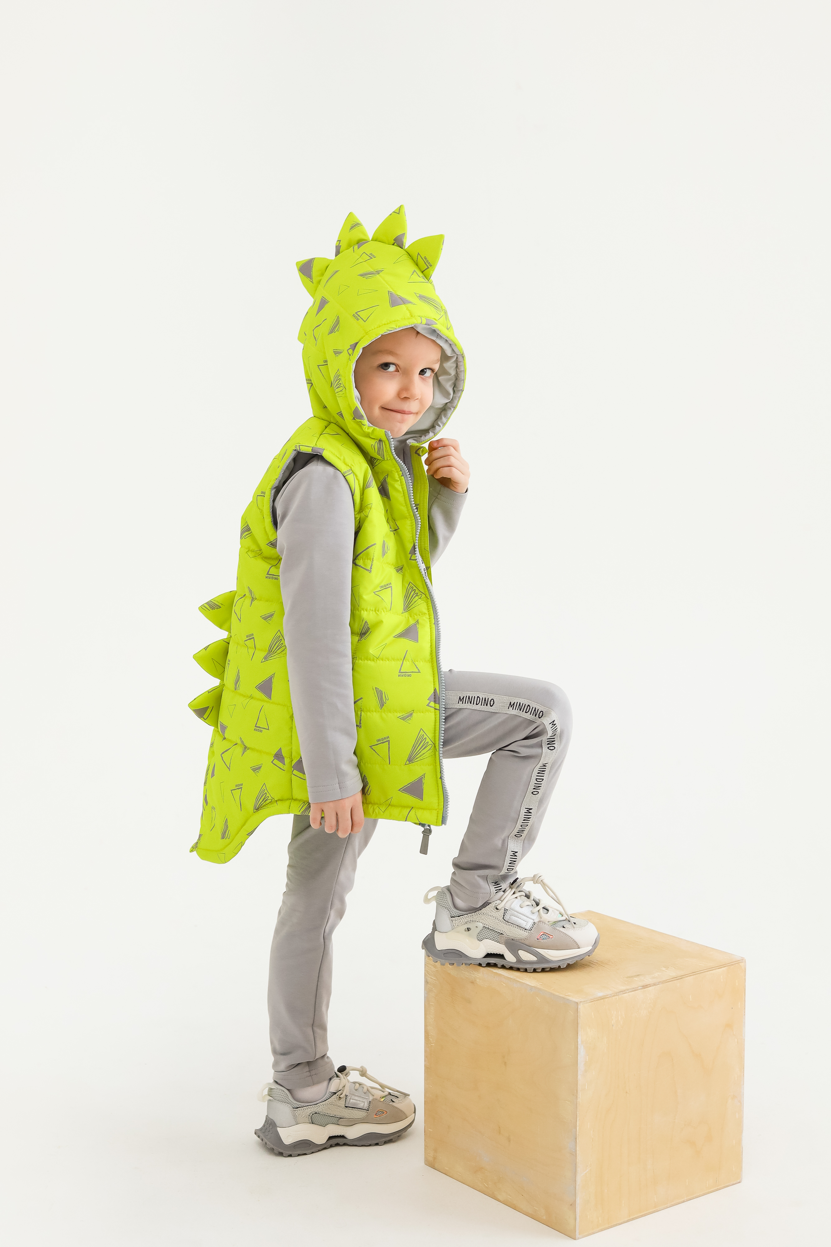 Жилет MINIDINO М010/1/ДЖилет утепленный детский Дино принт треугольник лайм - фото 1