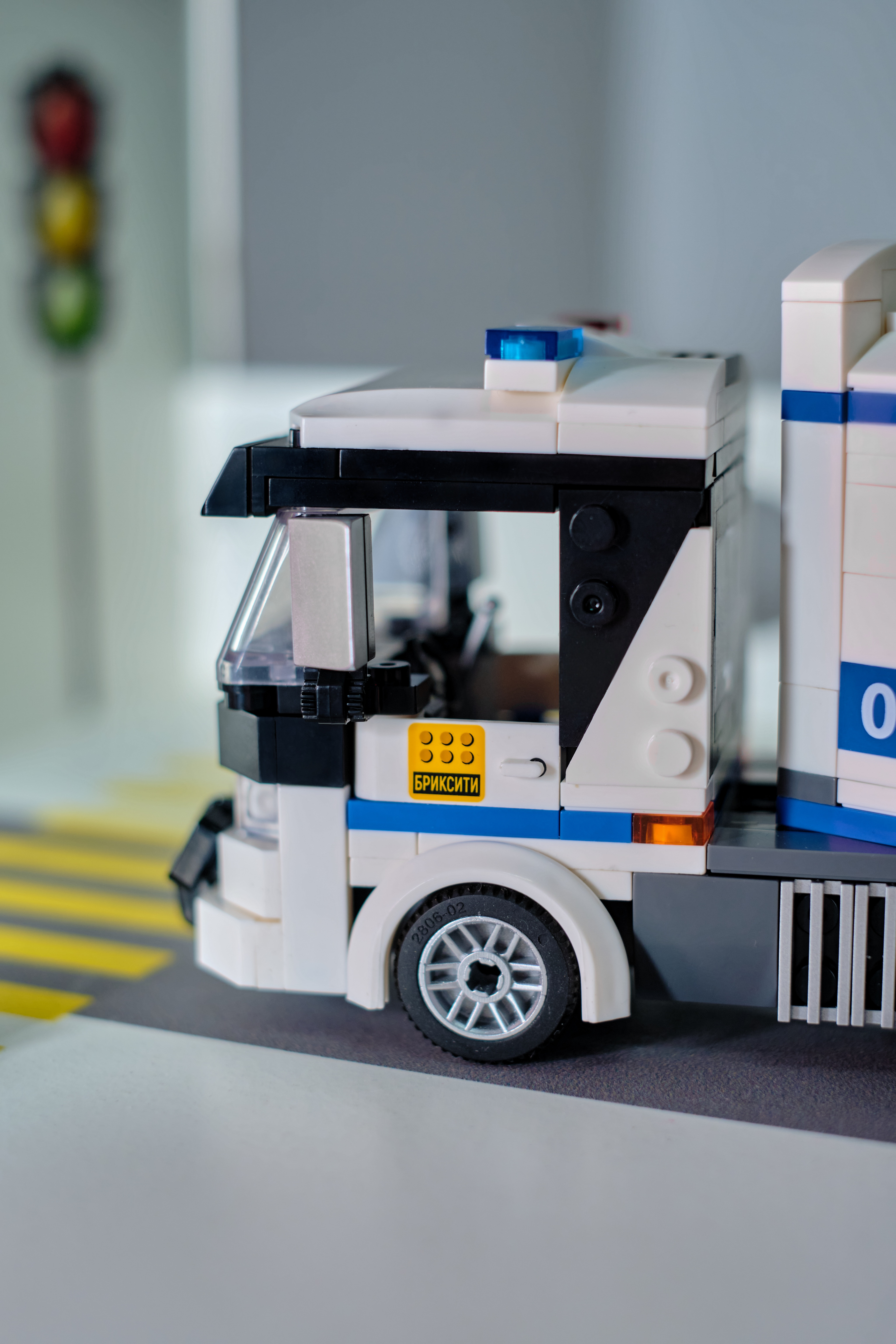 Конструктор brick labs Полицейский трак 572 дет. - фото 12