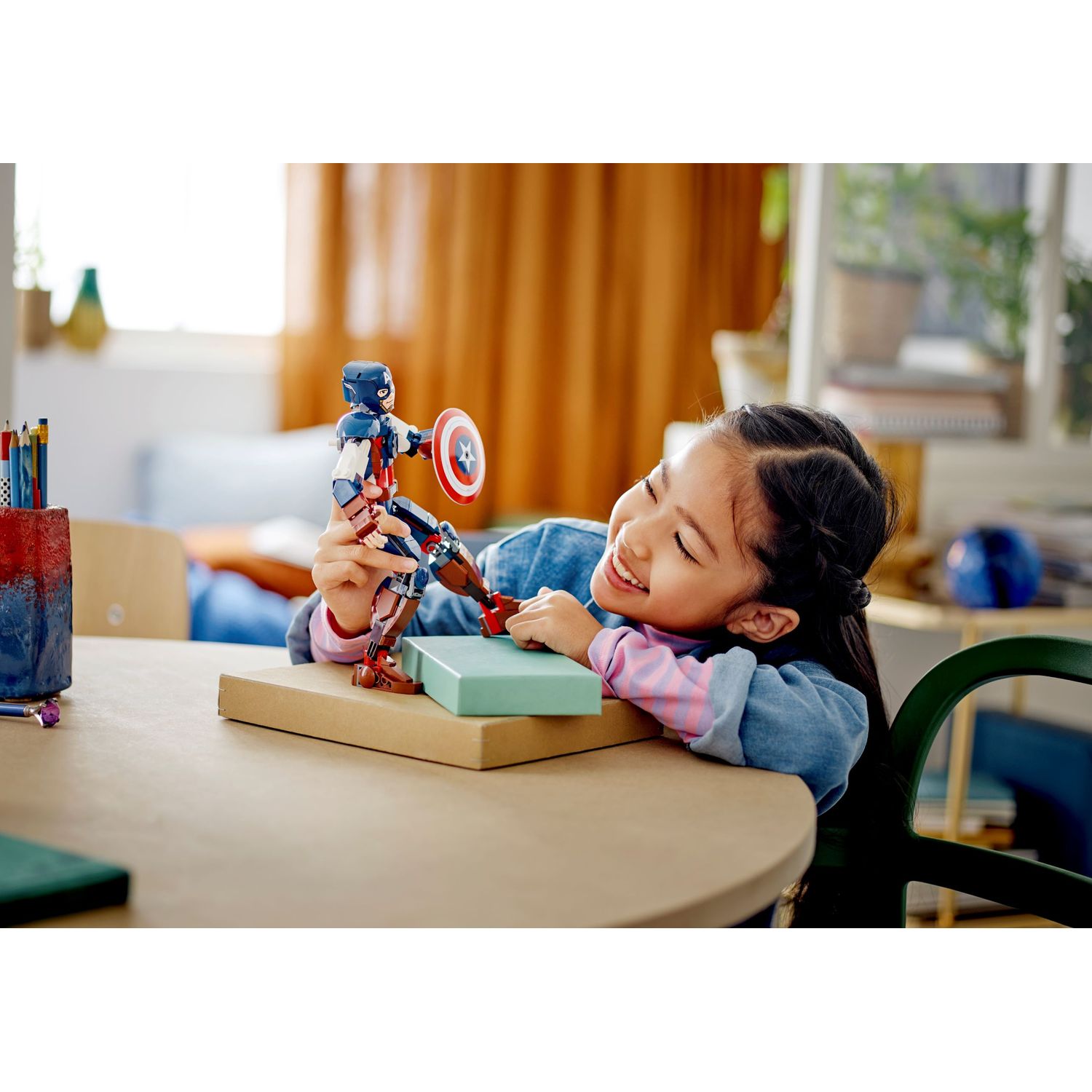 Конструктор LEGO Marvel Super Heroes Captain America Figure 310 дет. - фото 4