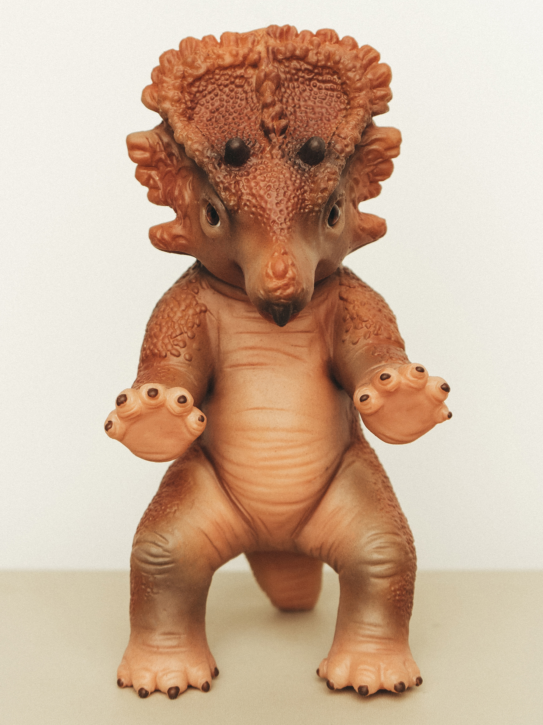 Кукла мини Magic Manufactory Magic Dino Трицератопс высота 24 см 4631163177450 - фото 6