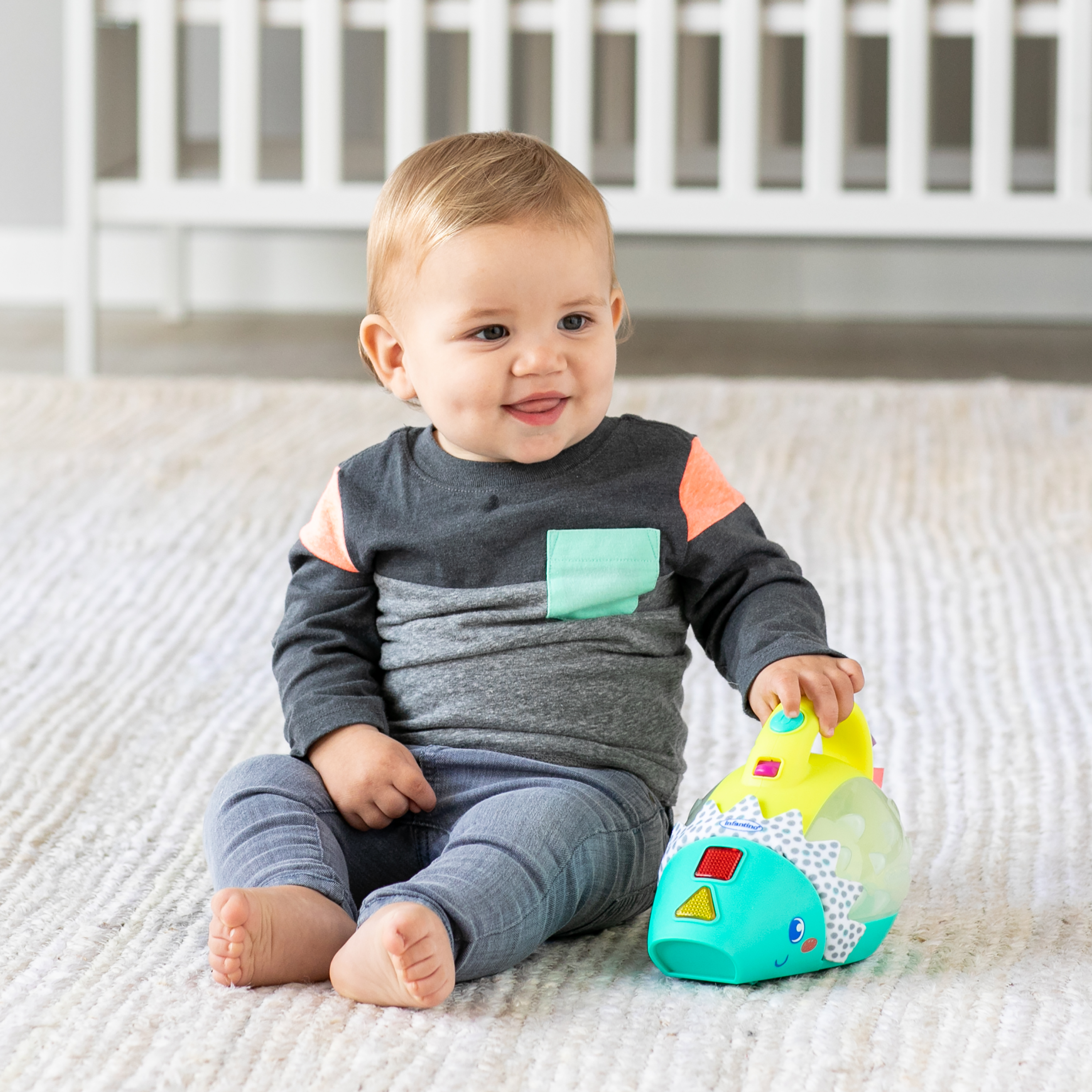Игрушка INFANTINO Мини пылесос Свет звук - фото 6