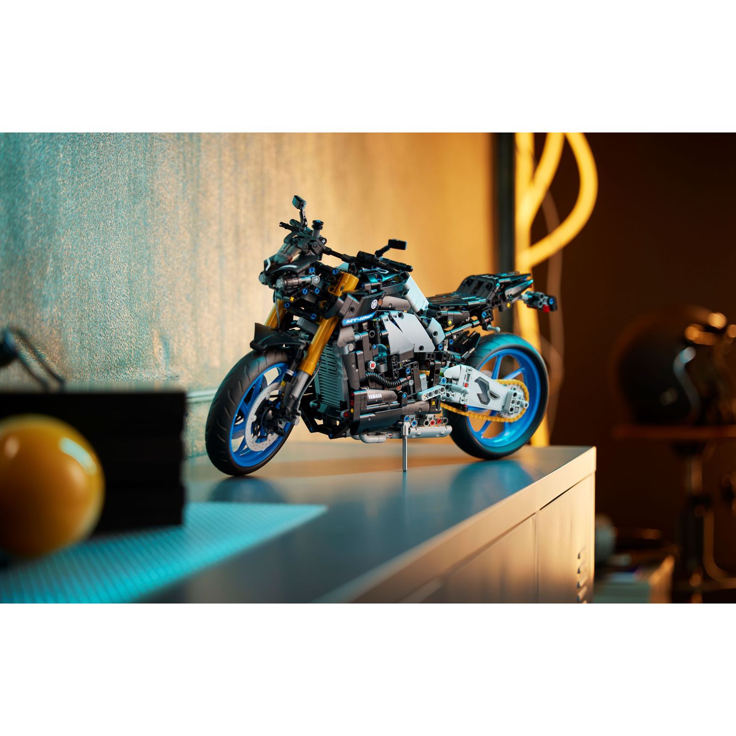 Конструктор LEGO Technic Yamaha MT-10 1478 дет. - фото 7