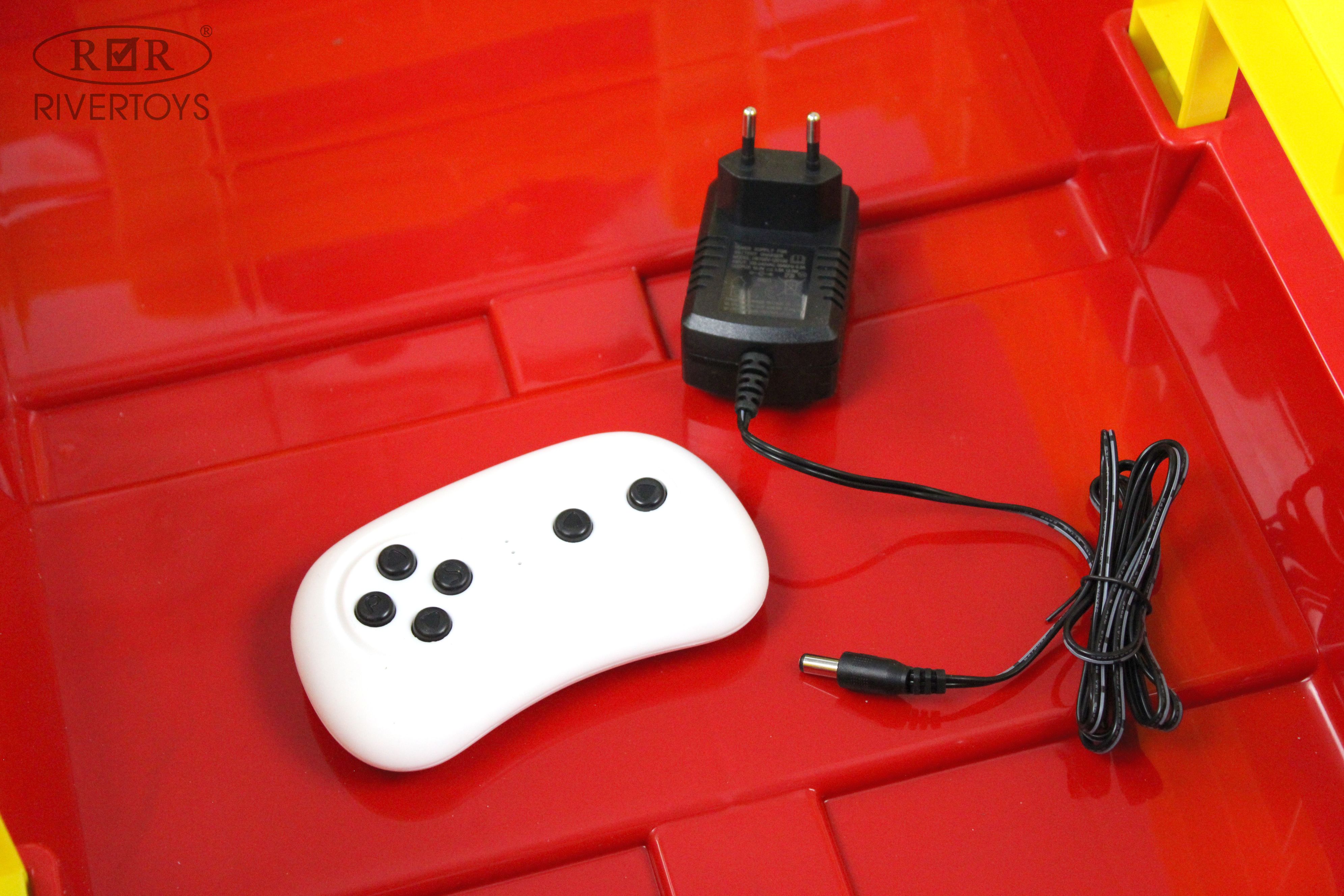 Электромобиль RIVERTOYS O555OO-RED С пультом ДУ - фото 4