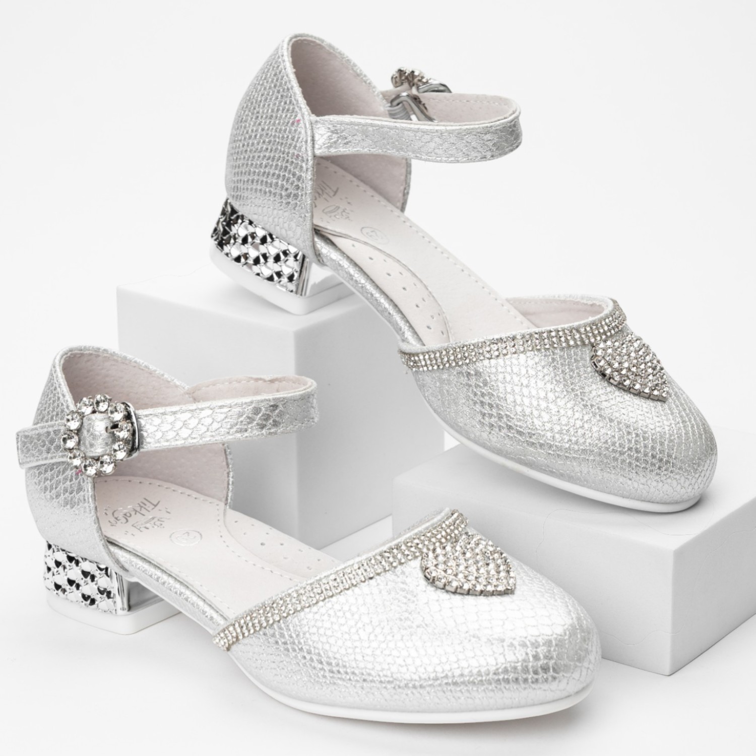 Изображение товара Туфли TikkaGo Серебристые с стразами и лентой для девочки