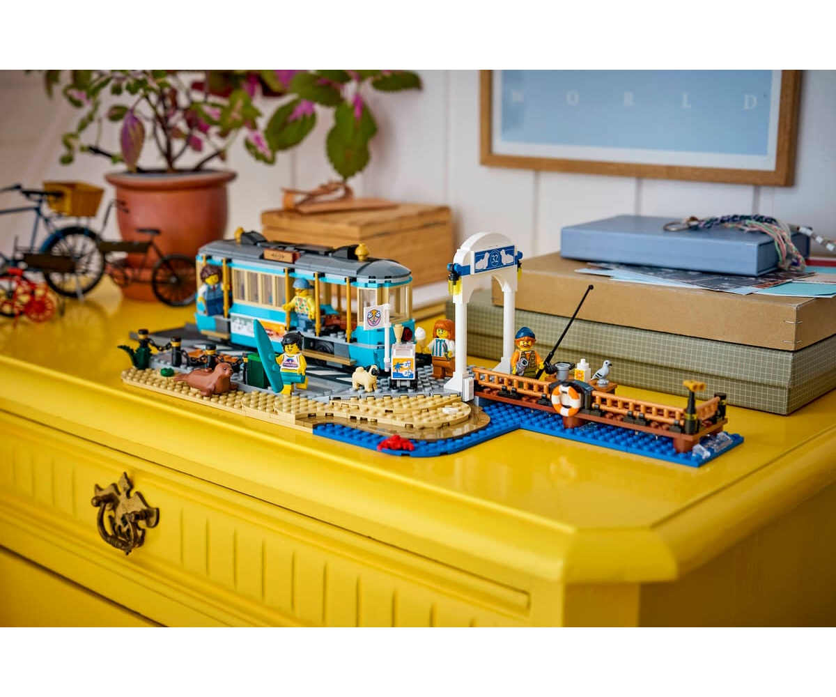 Конструктор LEGO City Классический пляжный трамвай 693 дет. - фото 9