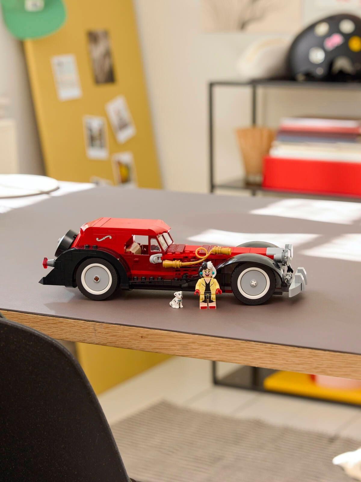 Конструктор LEGO Disney Машина Круэллы Де Виль 378 дет. - фото 8