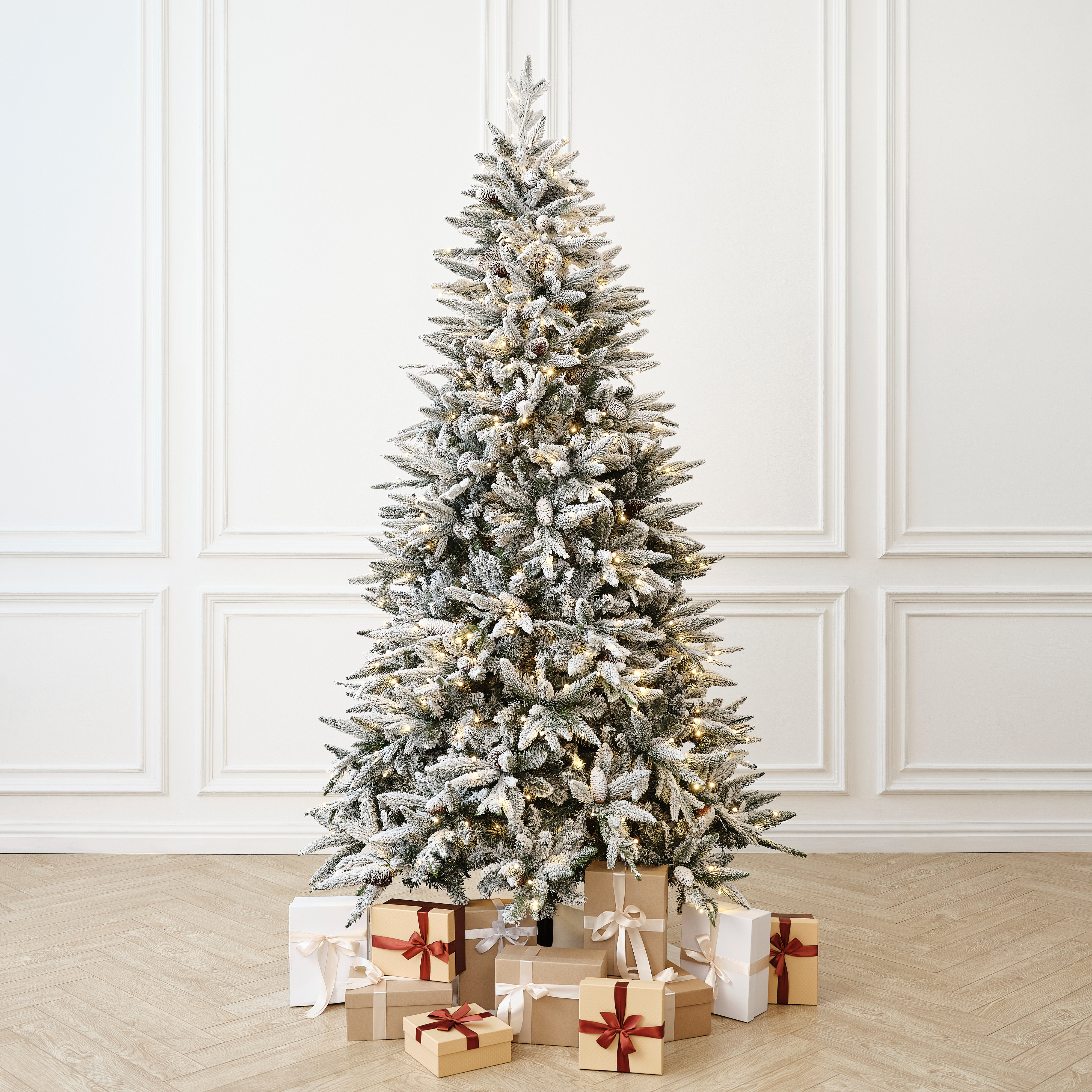 Елка искусственная BINOSHE Ile Grande LED заснеженная с шишкой и подсветкой 240 см - фото 1