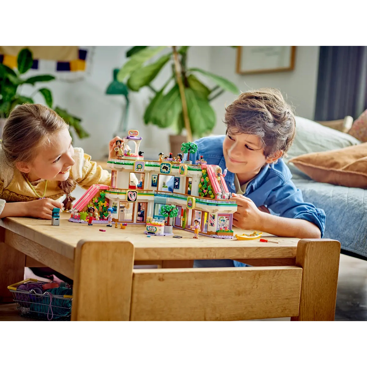 Конструктор LEGO Friends Торговый центр Хартлейк Сити 1237 дет. - фото 11