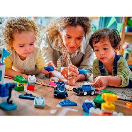Конструктор LEGO DUPLO Гоночные автомобили и водители блочный