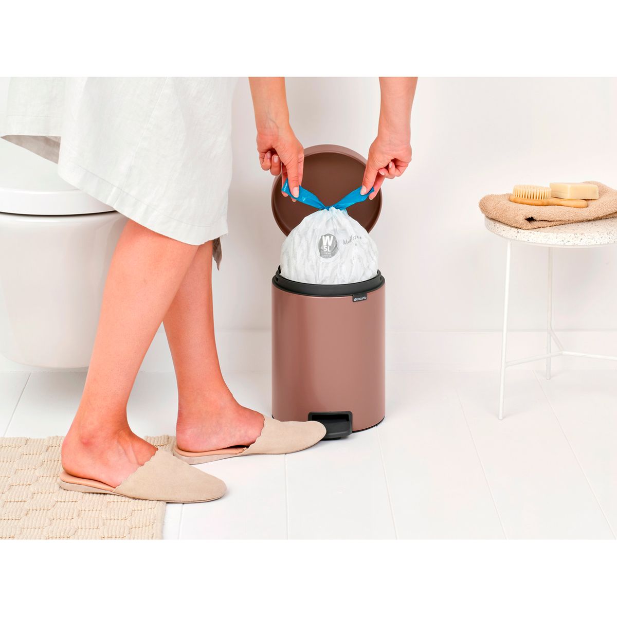 Бак мусорный Brabantia NewIcon с педалью светло-коричневый 5л 233982 - фото 7