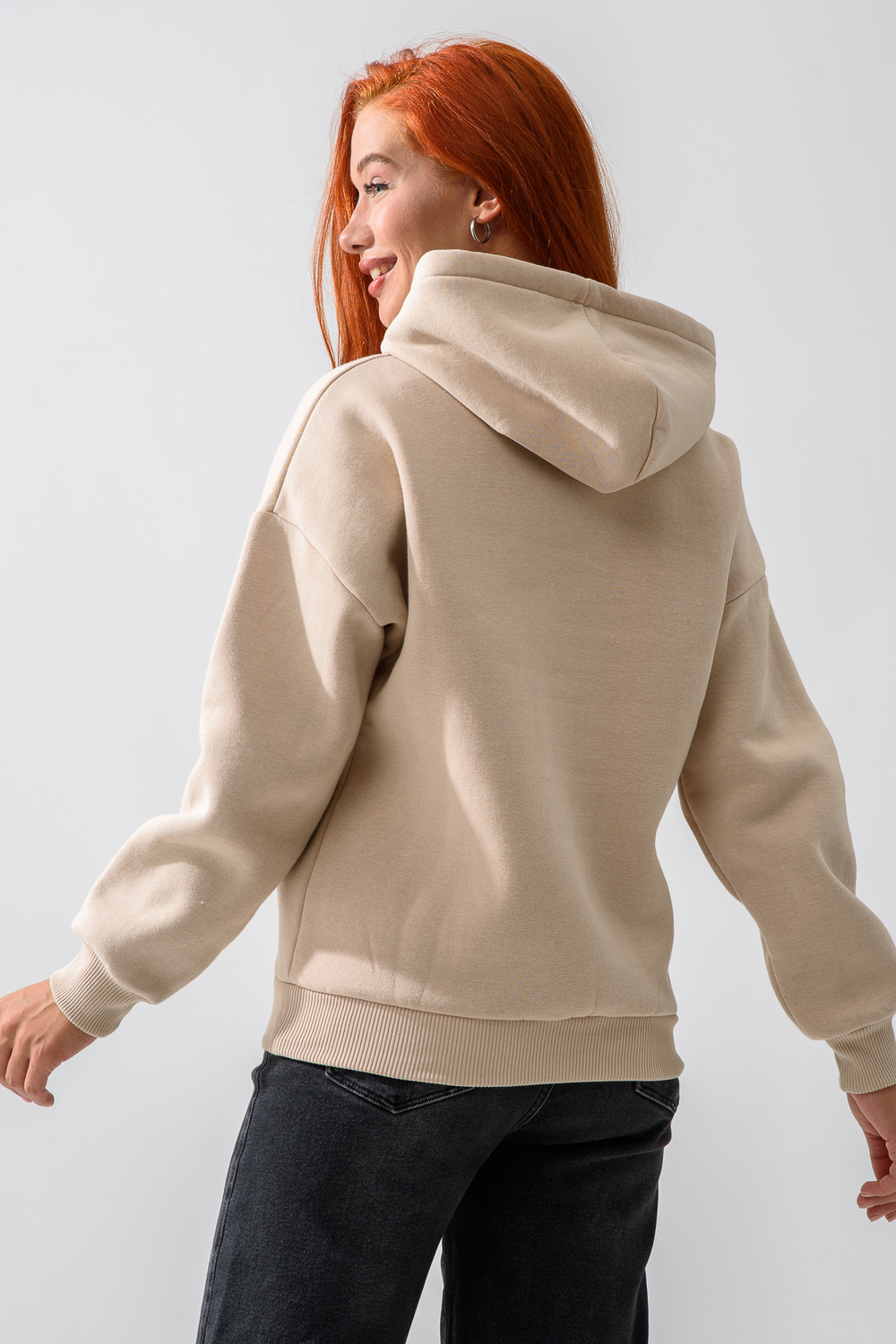 Худи Натали Суслова 8565 бежевый+лабубу - фото 2