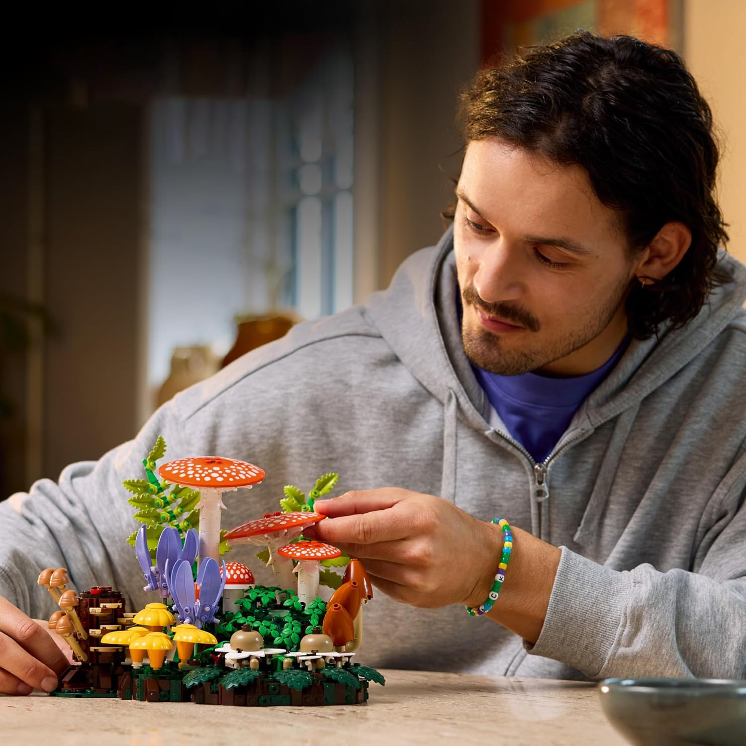 Конструктор LEGO Botanicals Лесные грибы 806 дет. - фото 6