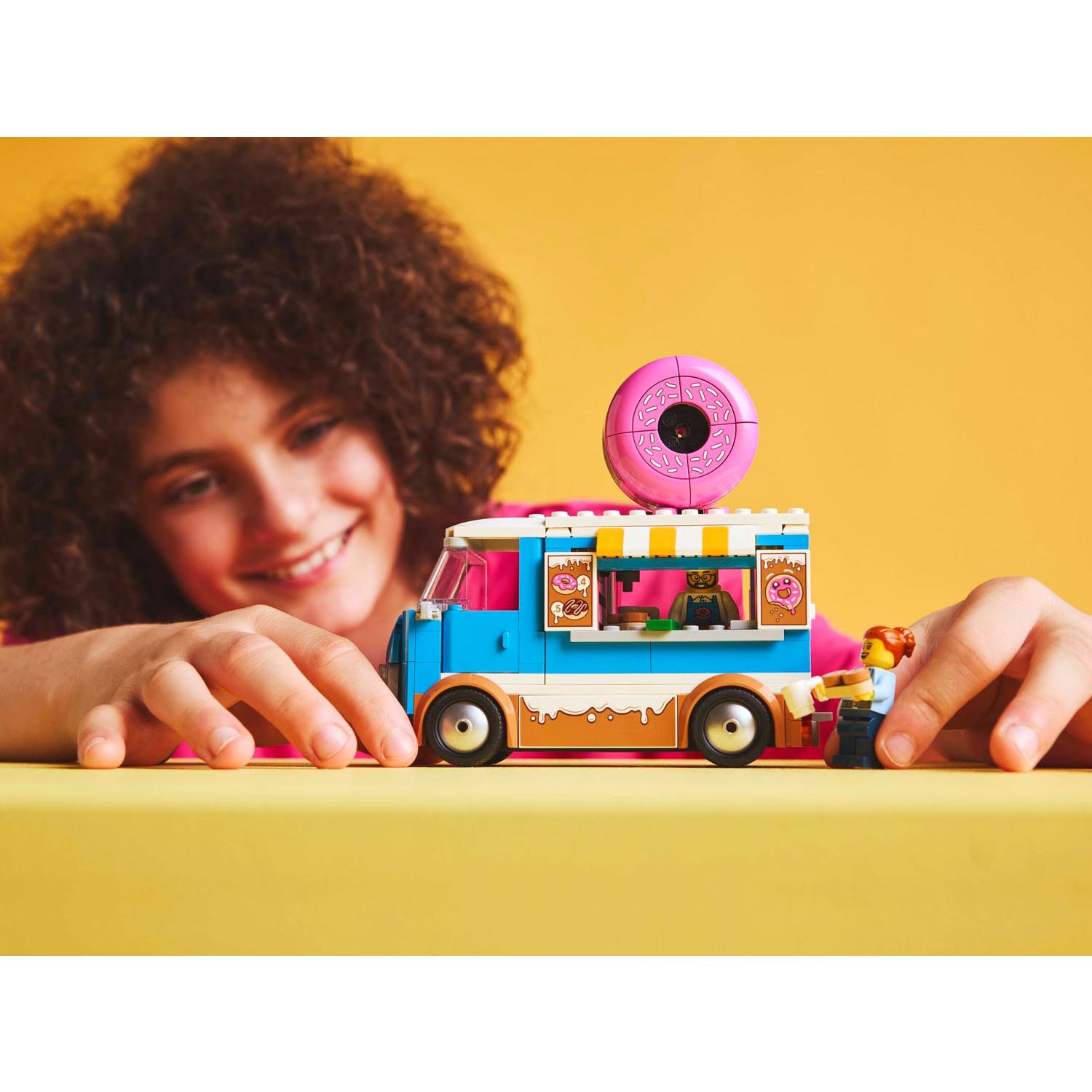 Конструктор LEGO City Фургон с пончиками 196 дет. - фото 3