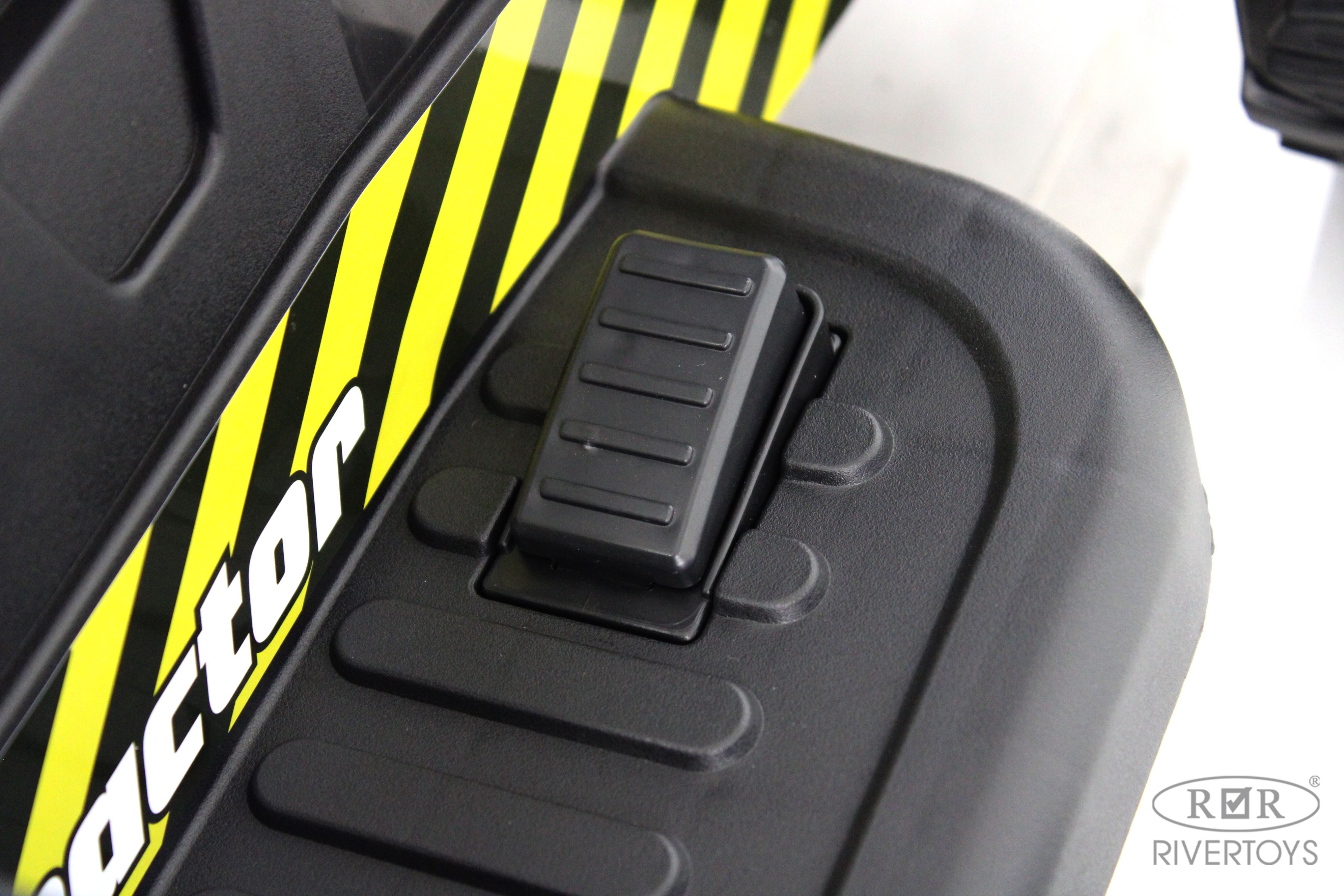 Электромобиль RIVERTOYS Z333VO-YELLOW С пультом ДУ - фото 19