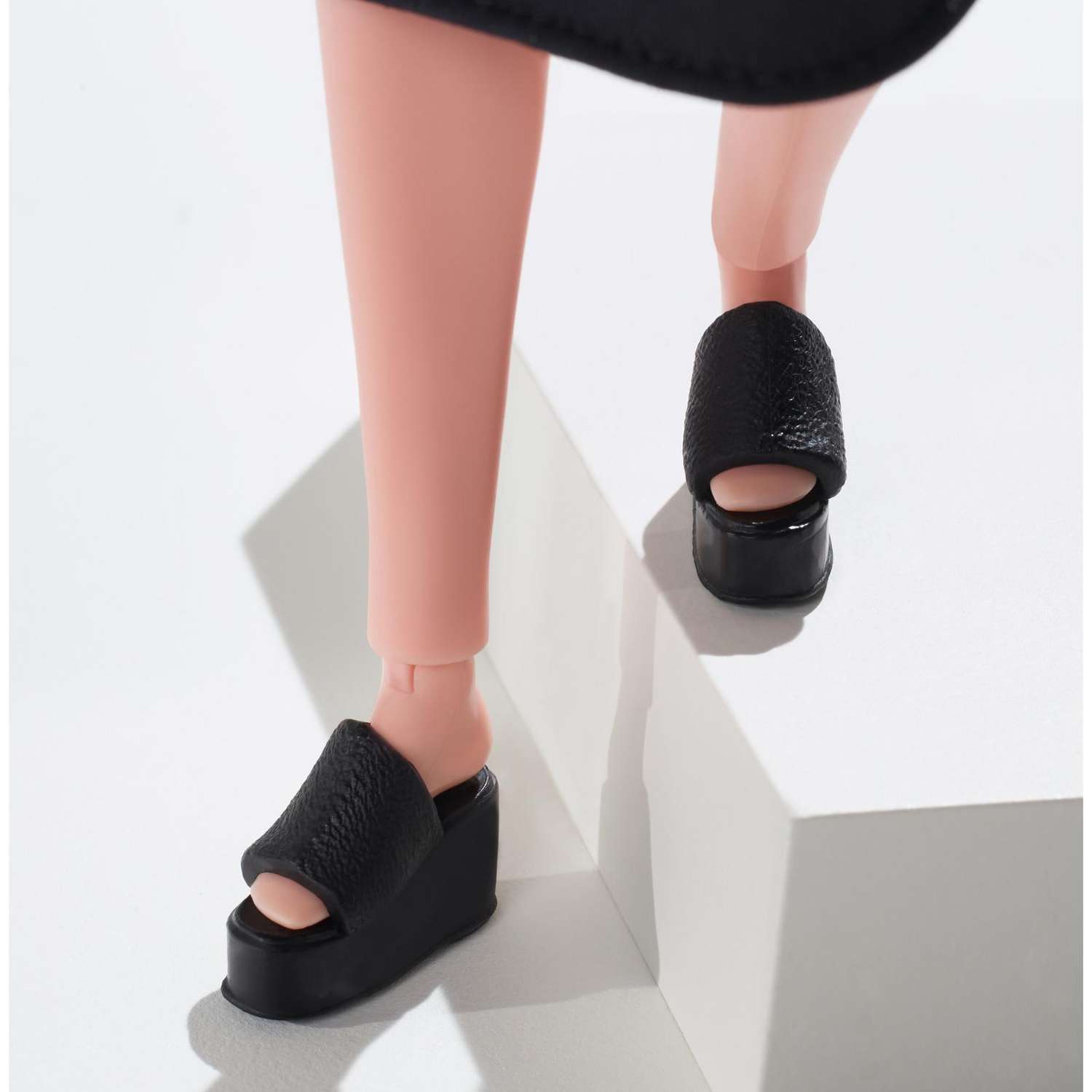 Кукла модельная Barbie GXB29 - фото 11