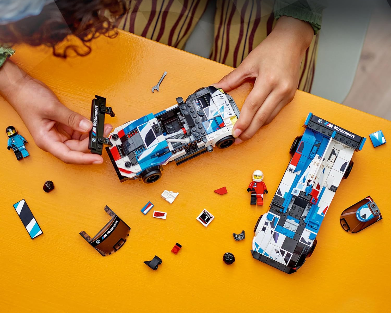 Конструктор LEGO Speed Champions BMW M4 GT3/Hybrid V8 676 дет. - фото 12