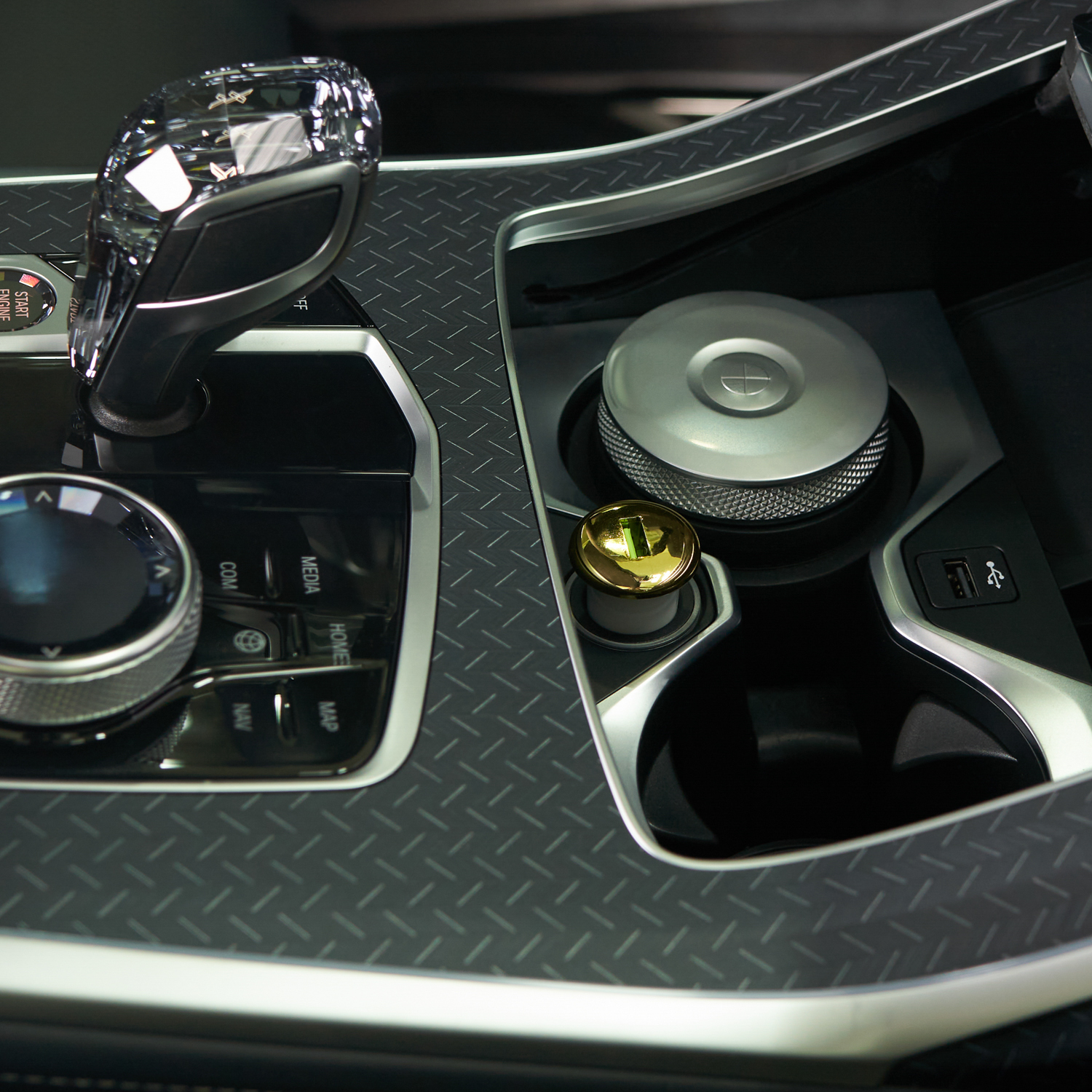 Зарядное устройство REXANT в прикуриватель с USB 5В 1000 мА белое - фото 1