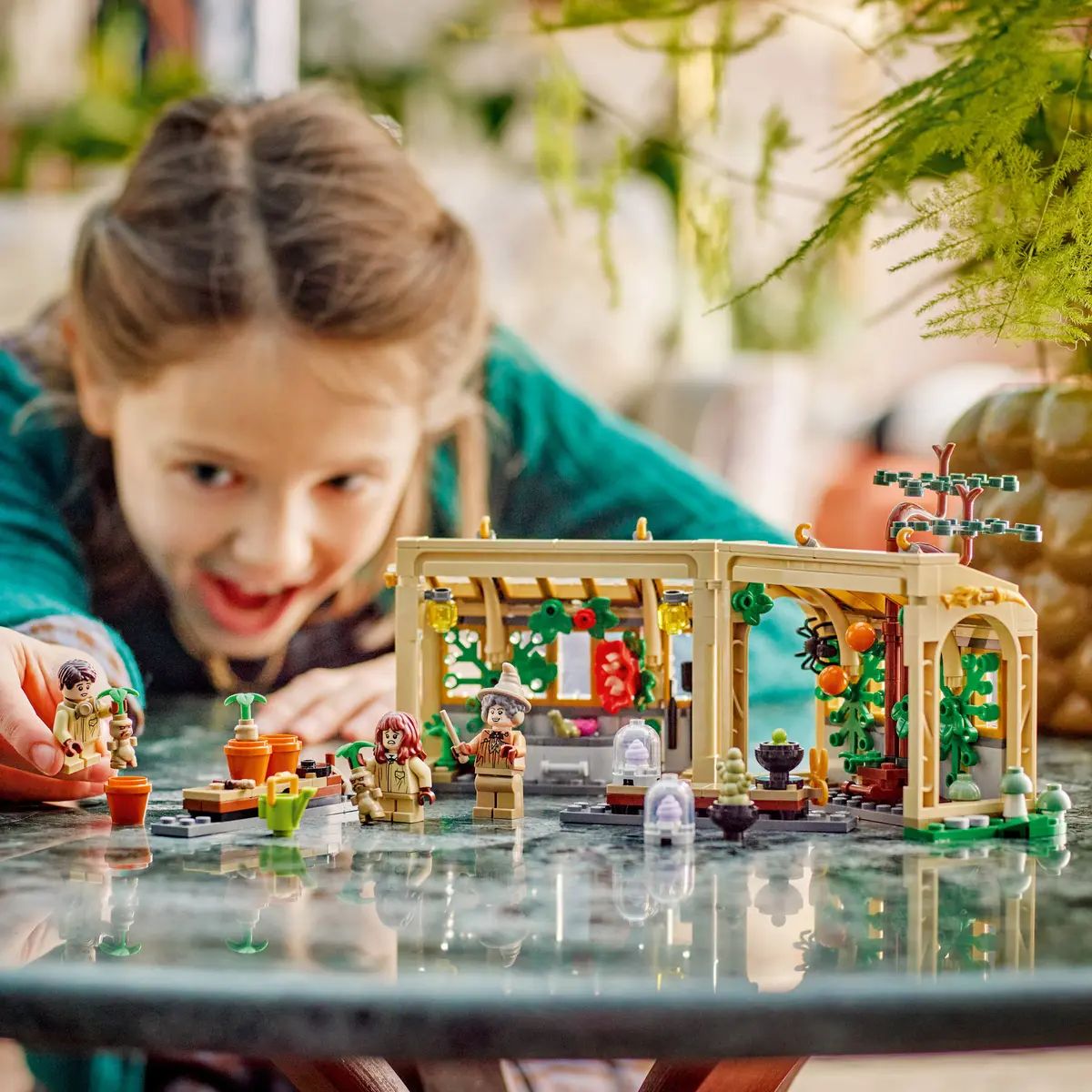 Конструктор LEGO Harry Potter Замок Хогвартс Урок гербологии 390 дет. - фото 10
