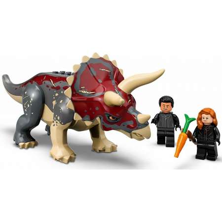 Конструктор LEGO Jurassic World Нападение Трицератопс на пикап блочный