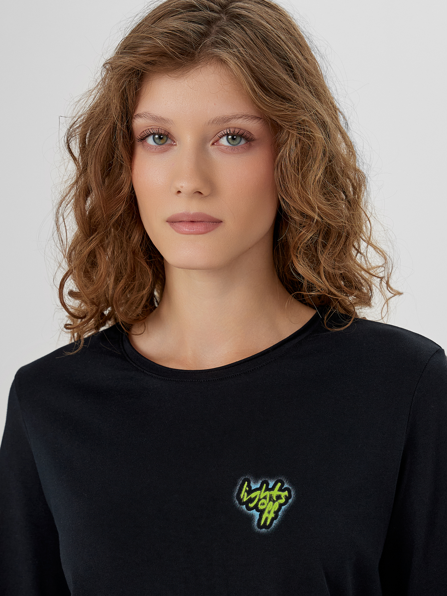 Лонгслив Mark Formelle (Марк Формэль) 122967/черный +печать3 - фото 5