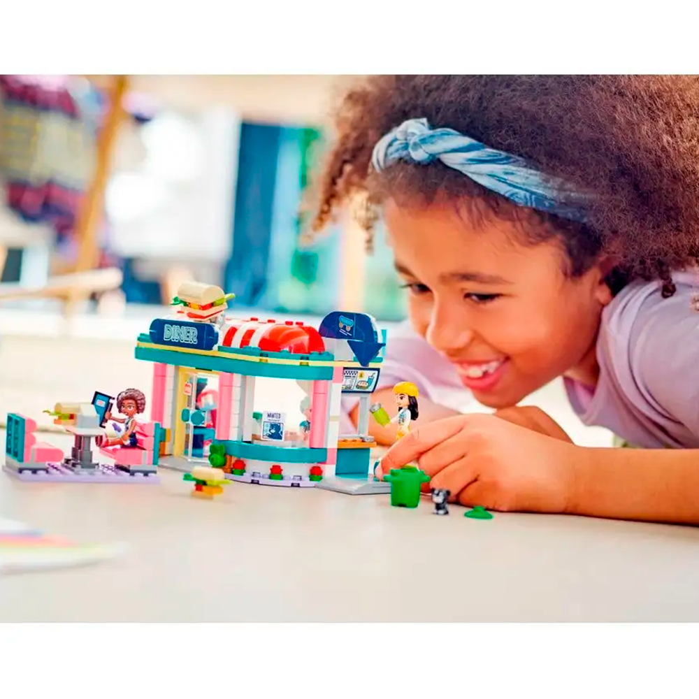 Конструктор LEGO Friends Закусочная Хартлейк-Сити 346 дет. - фото 12