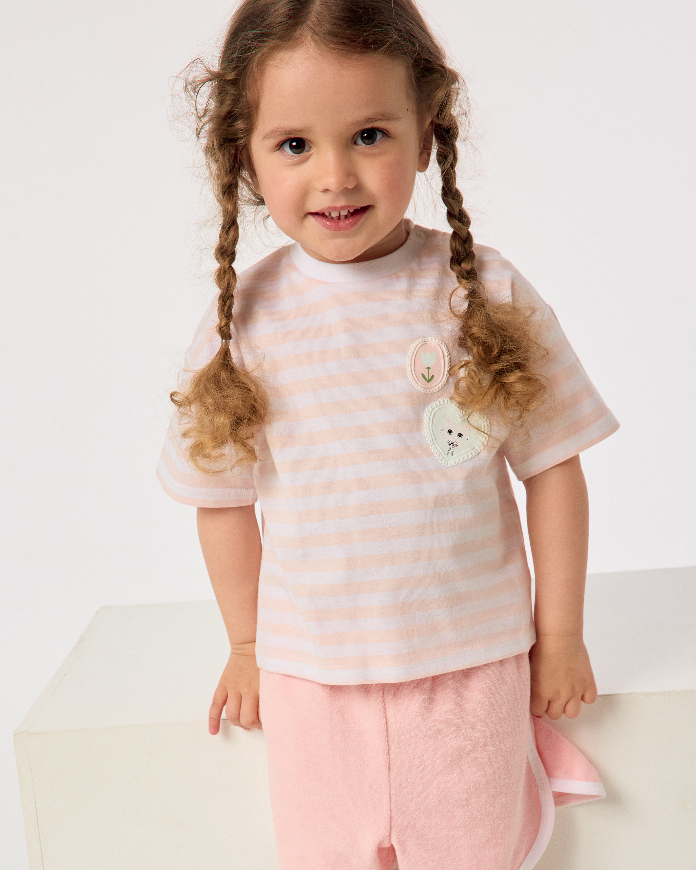 Изображение товара Футболка BabyGo Trend 74 Розовая полоска с нашивками