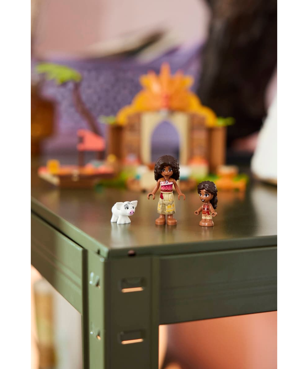Конструктор LEGO Disney Деревенский дом и лодка 85 дет. - фото 9